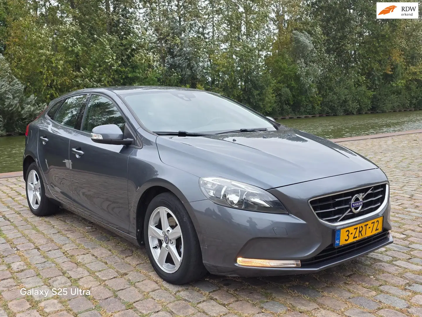Volvo V40 1.6 D2 Momentum 2e eigenaar airco cruis control na Grijs - 1