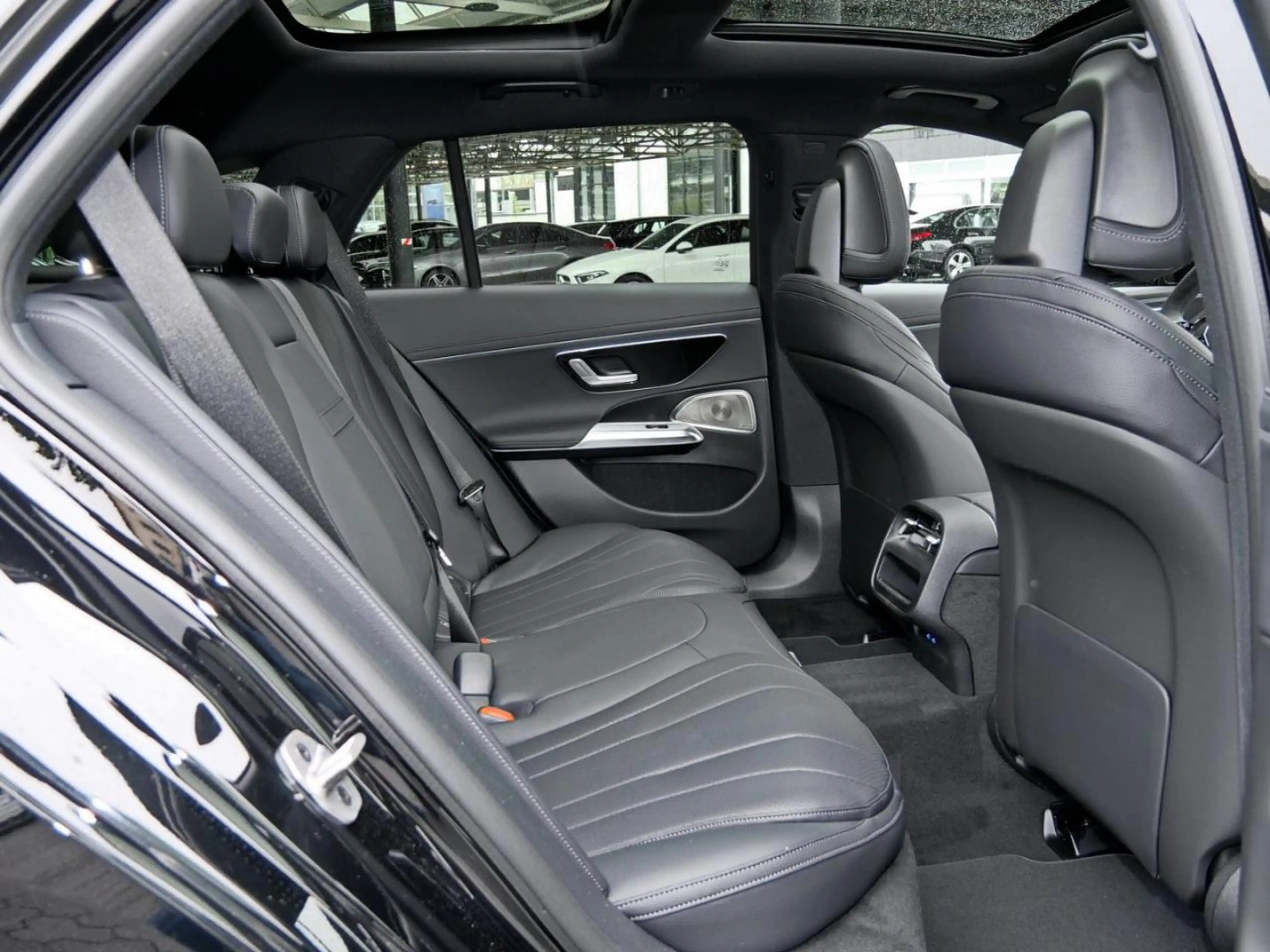 Mercedes-Benz E 220 d T-Modell AMG Night Panorama Distronic — photo 11