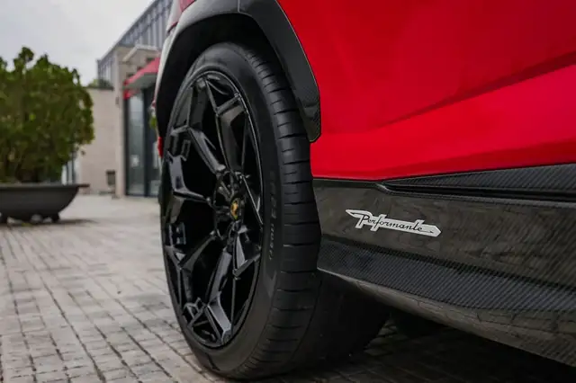 Lamborghini Urus view 7