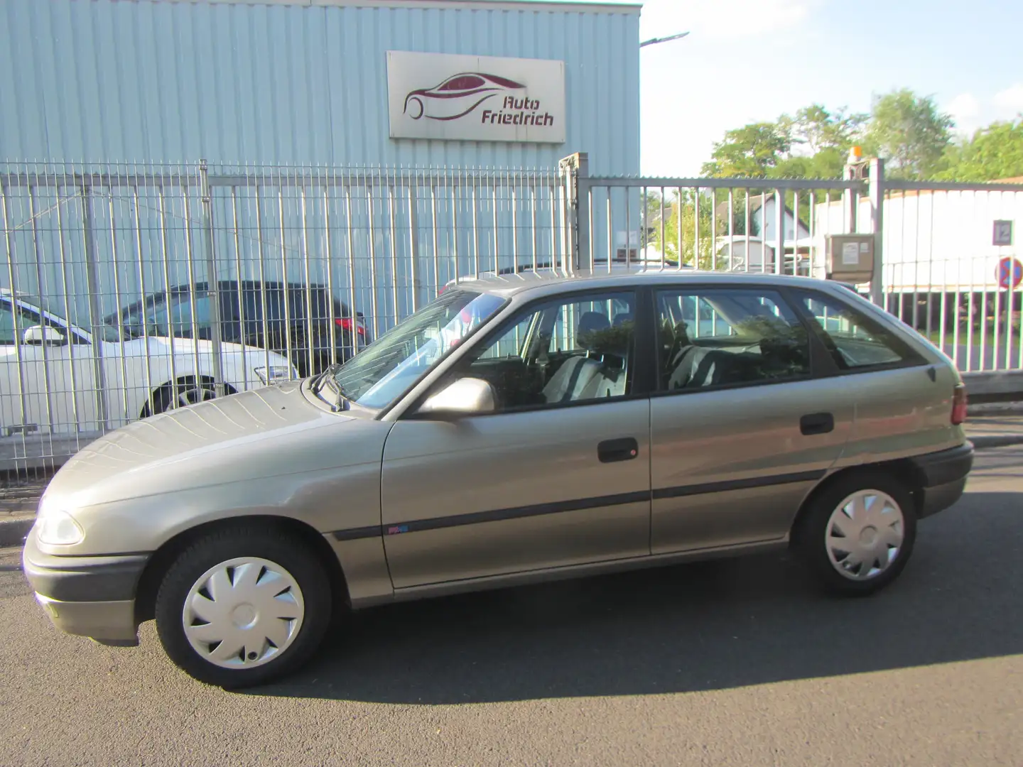 Opel Astra Cool, AUTOMATIK, nur 132tkm Noir - 1