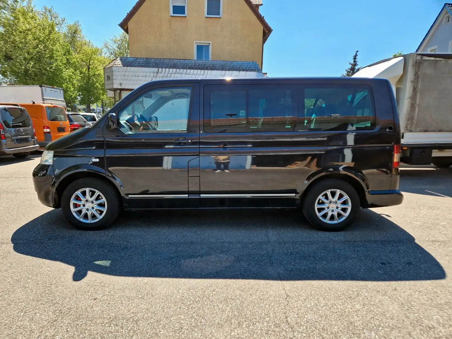 Volkswagen T5 Caravelle 2.5 TDI +9SITZ+STHZG+HU 11-25+AHK+ Negro - 2