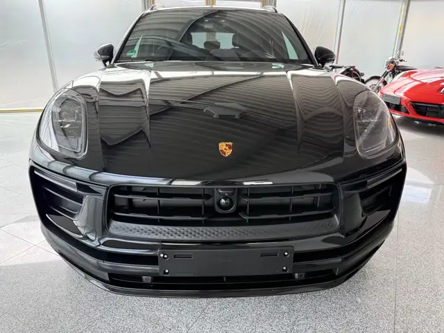 Porsche Macan view 3