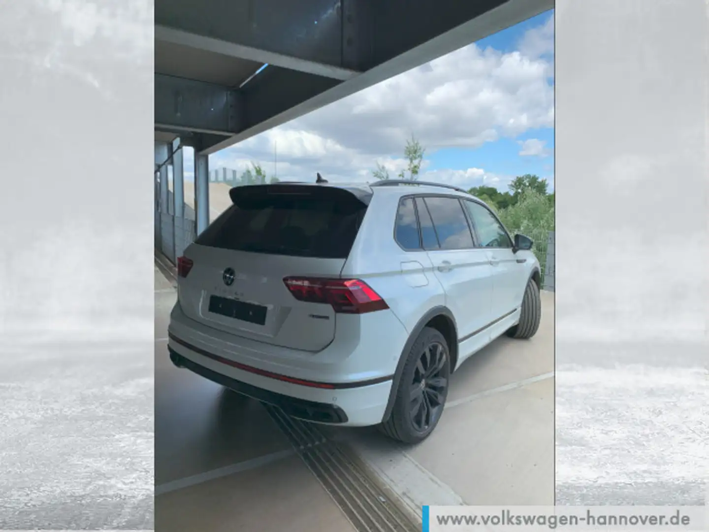 Volkswagen Tiguan 2.0 TDI DSG R-Line Navi Pano AHK IQ-LED D Weiß - 2