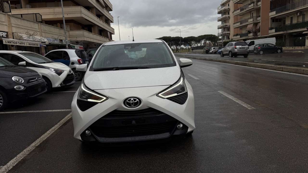 Toyota Aygo Connect 1.0 VVT-i 72 CV 5 porte x-play LED KAMERA