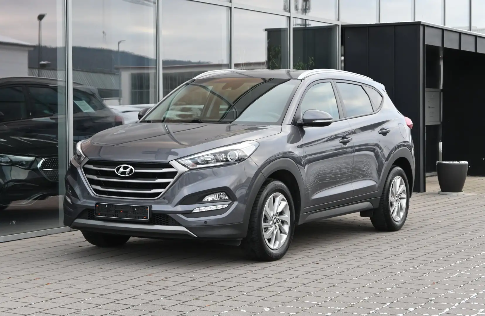 Hyundai TUCSON 1.6 Turbo 2WD Intro Edition *PDC VO+HI*KAM.*8FACH Grau - 1