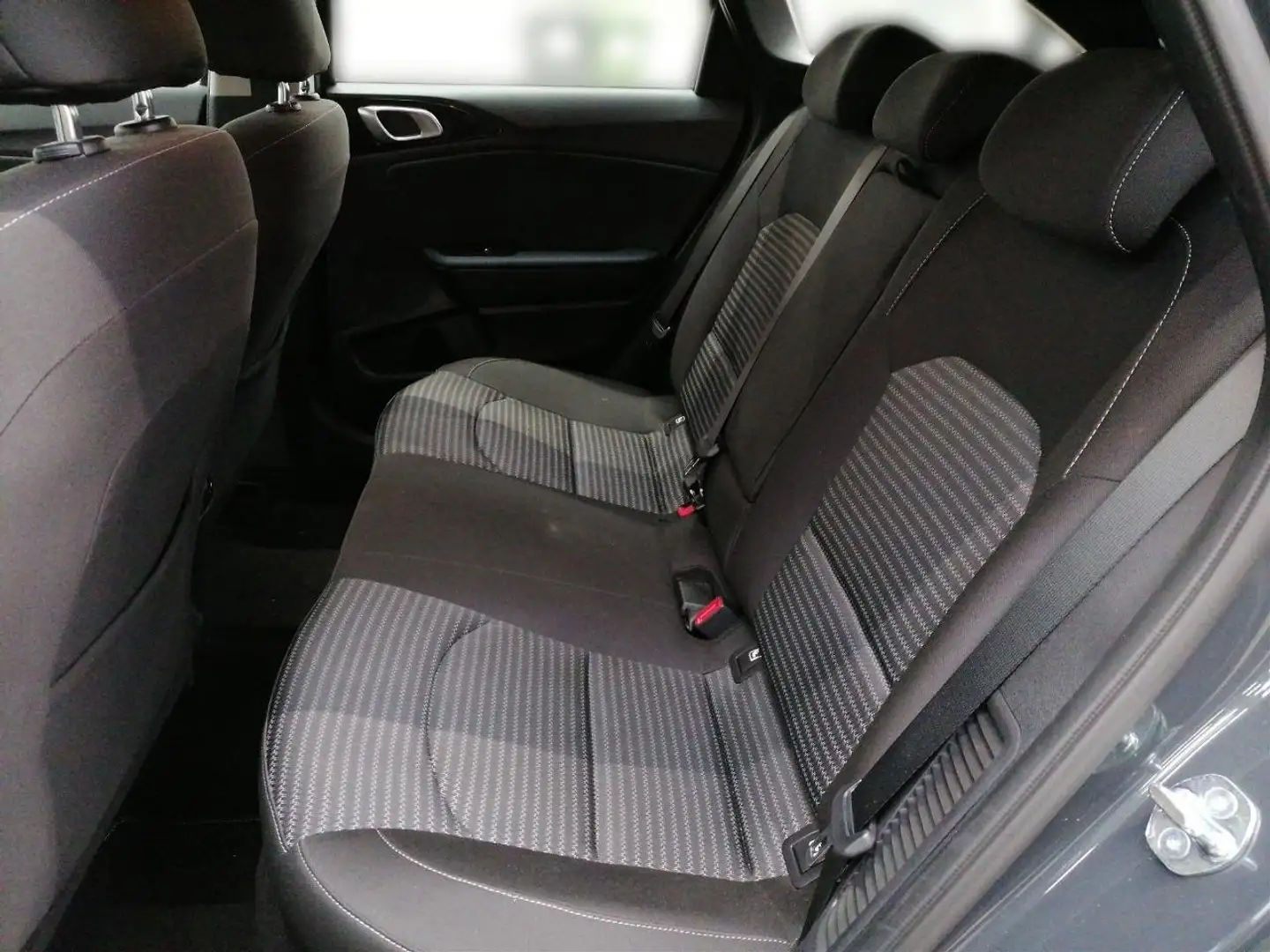 Kia Ceed SW 1.6 PHEV Vision Grau - 2