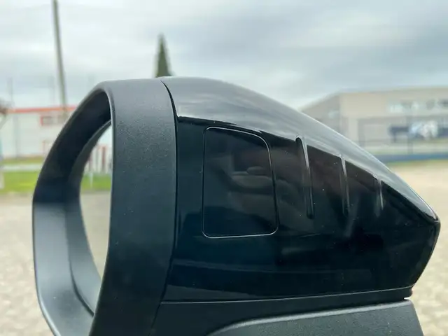 Audi Q3 view 15