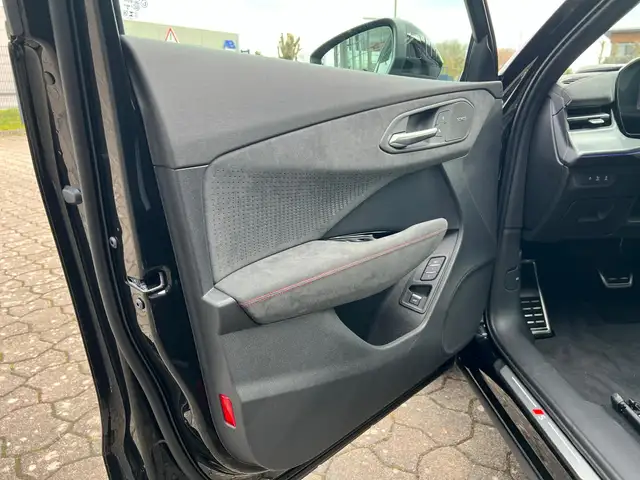 Audi Q3 view 8