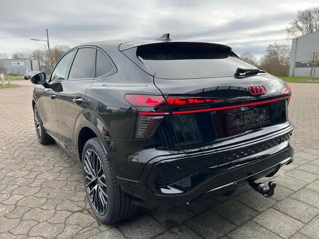 Audi Q3 view 5