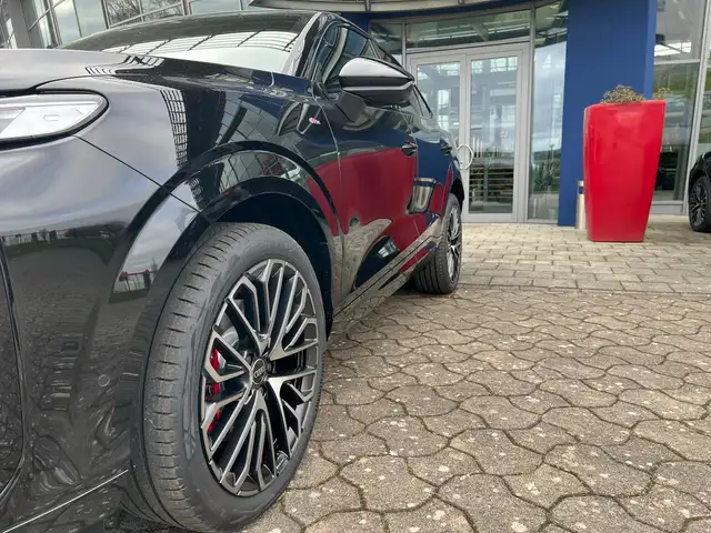 Audi Q3 view 7
