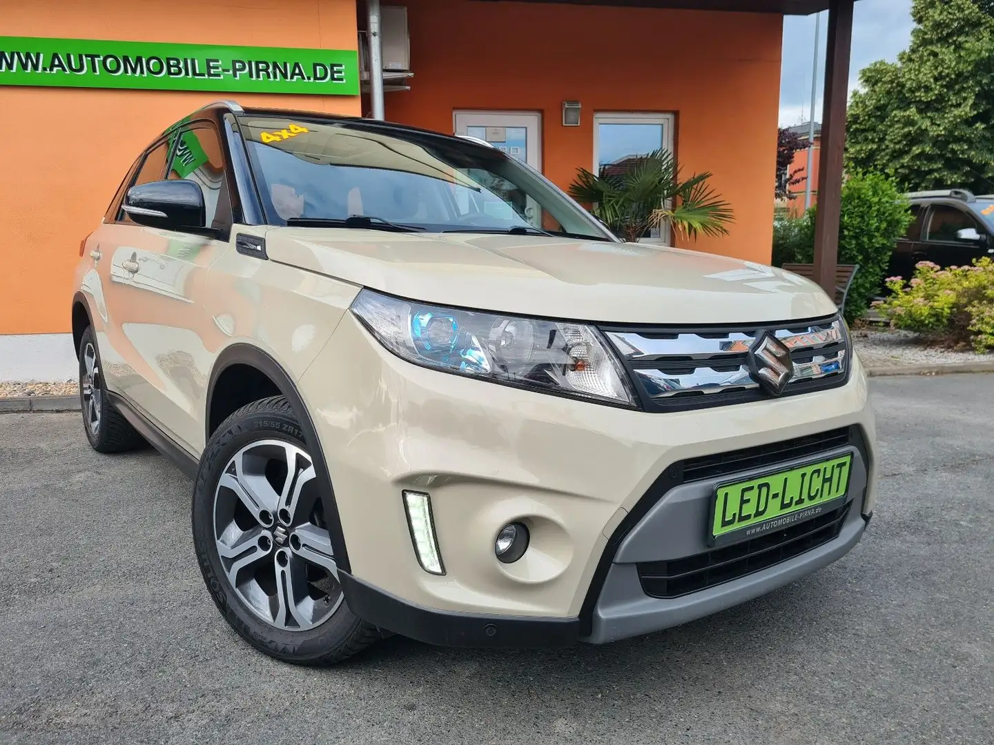Suzuki Vitara 1.6 Comf.+ 4x4 ALLRAD, 1.HD+NAVI/PANO/LED Beżowy - 1