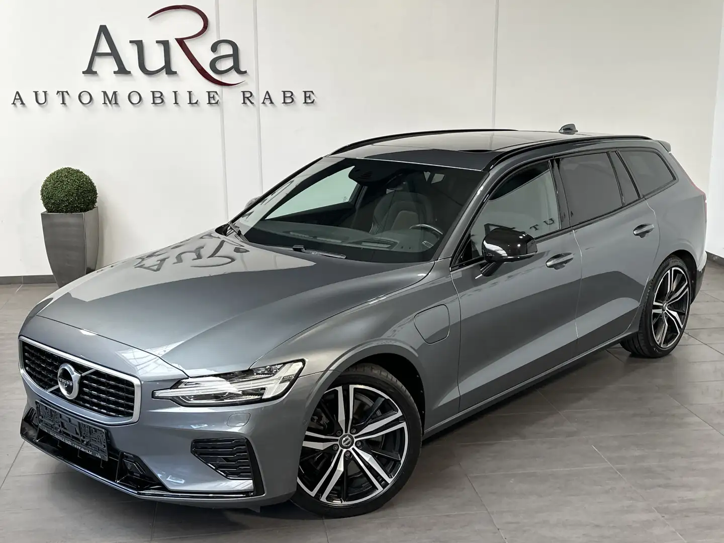 Volvo V60 T8 AWD Twin Engine R-Design NAV+LED+AHK+360° Grau - 1
