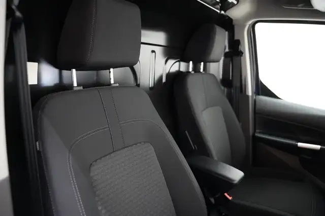 Ford Transit Connect view 17