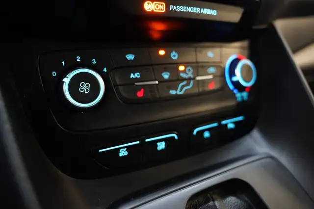 Ford Transit Connect view 19
