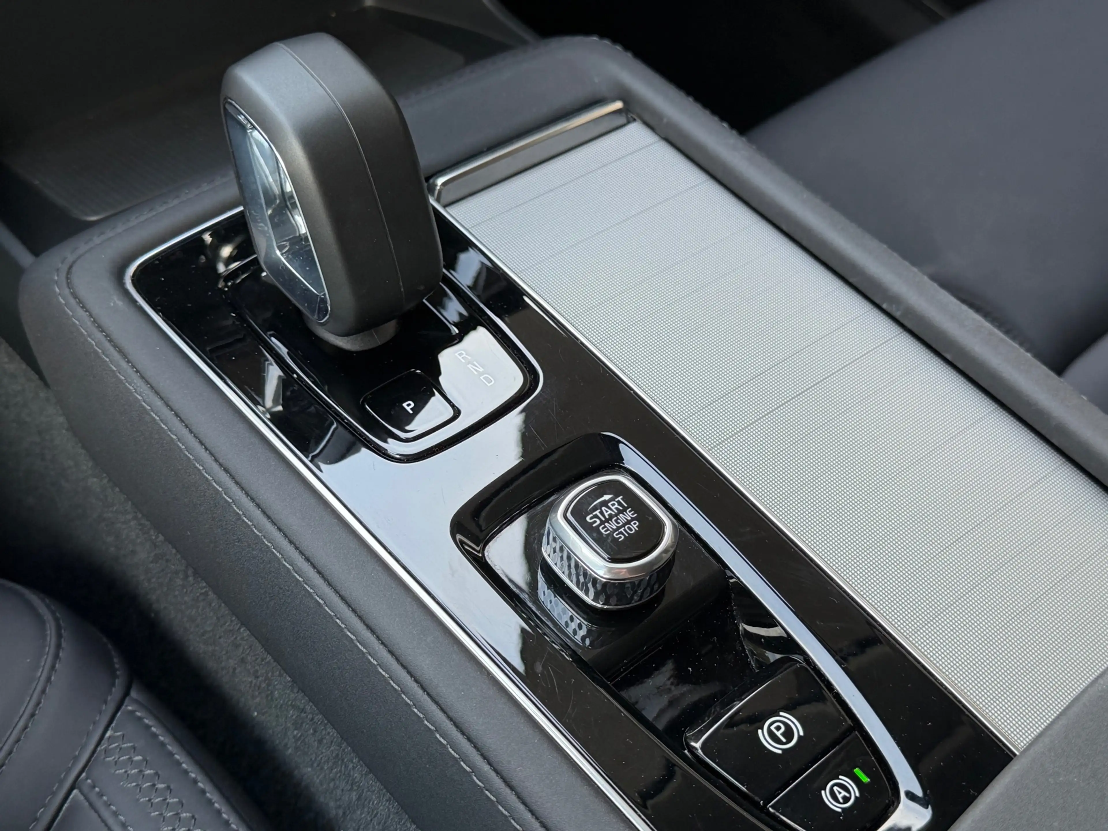 Volvo XC90 2.0 T8 Plug-in hybrid AWD Plus Bright / Facelift 2 — photo 39