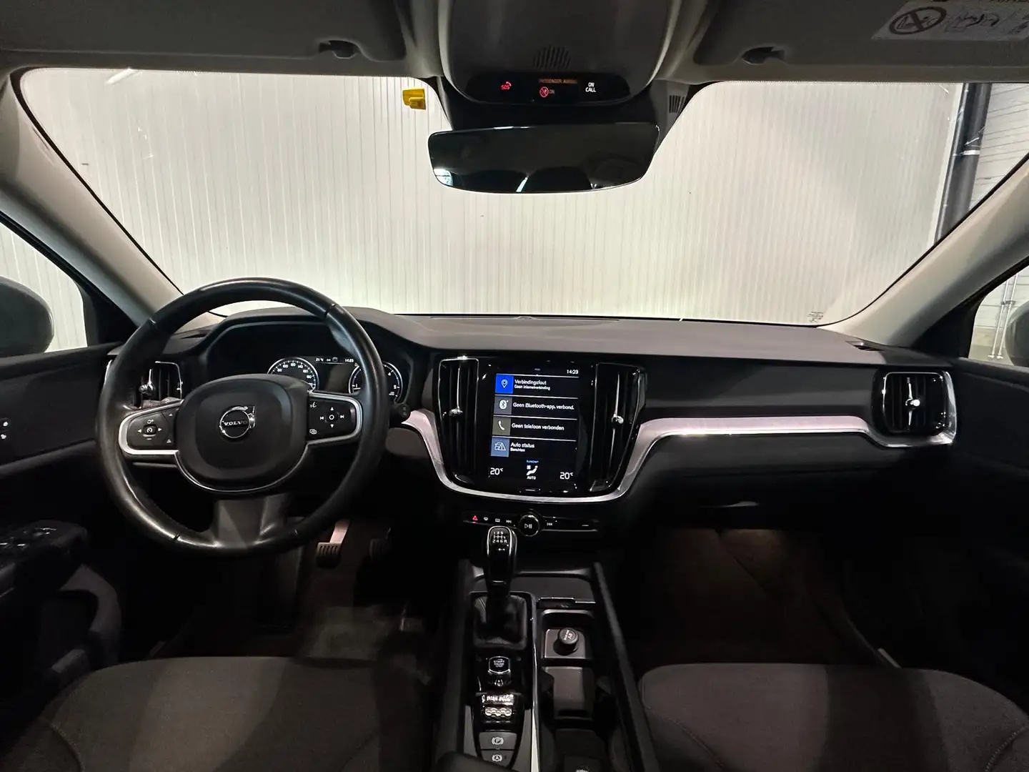 Volvo V60 D3 Momentum CruiseControl Navigatie 150pk Grijs - 2