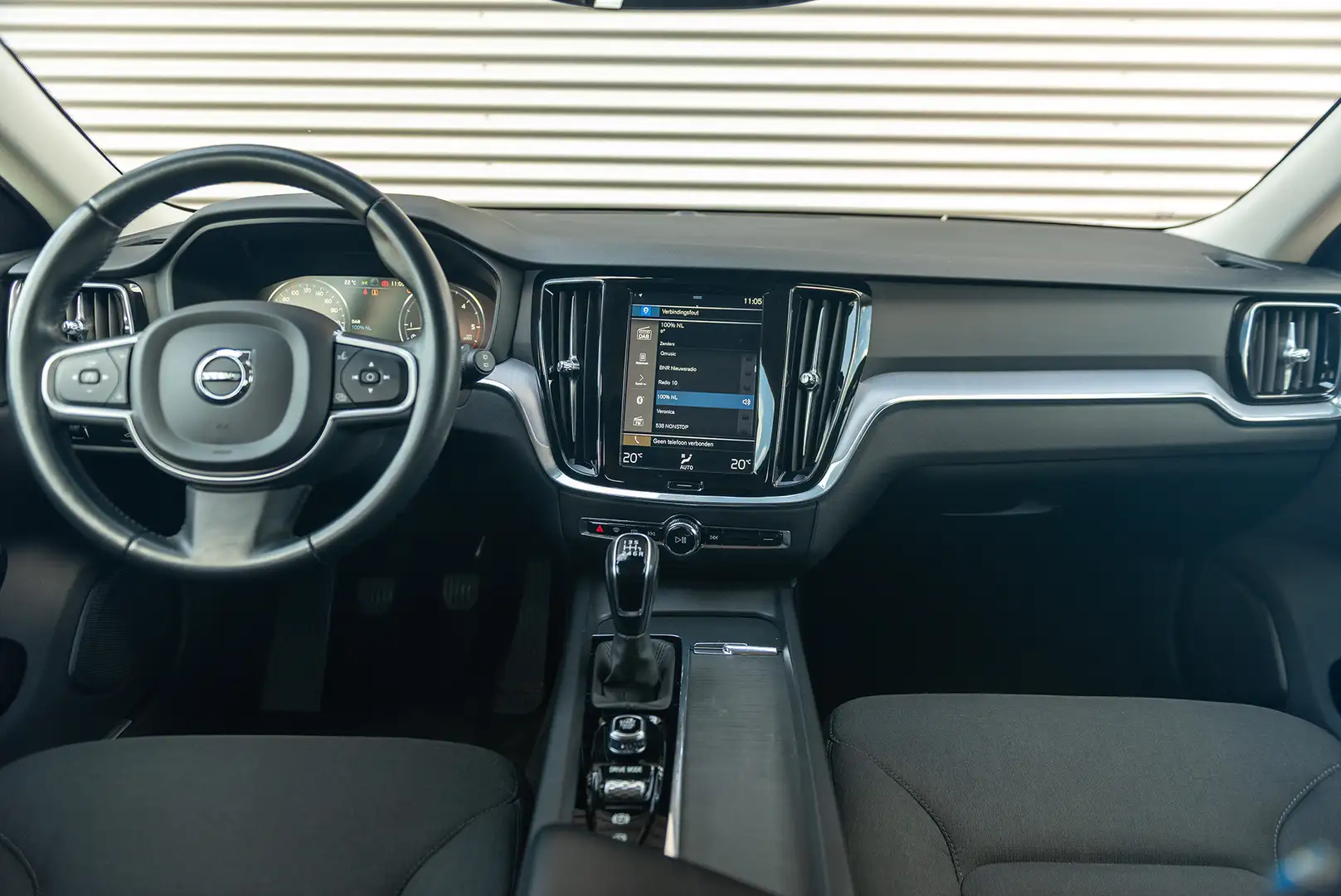 Volvo V60 D3 Momentum CruiseControl Navigatie 150pk Gris - 2