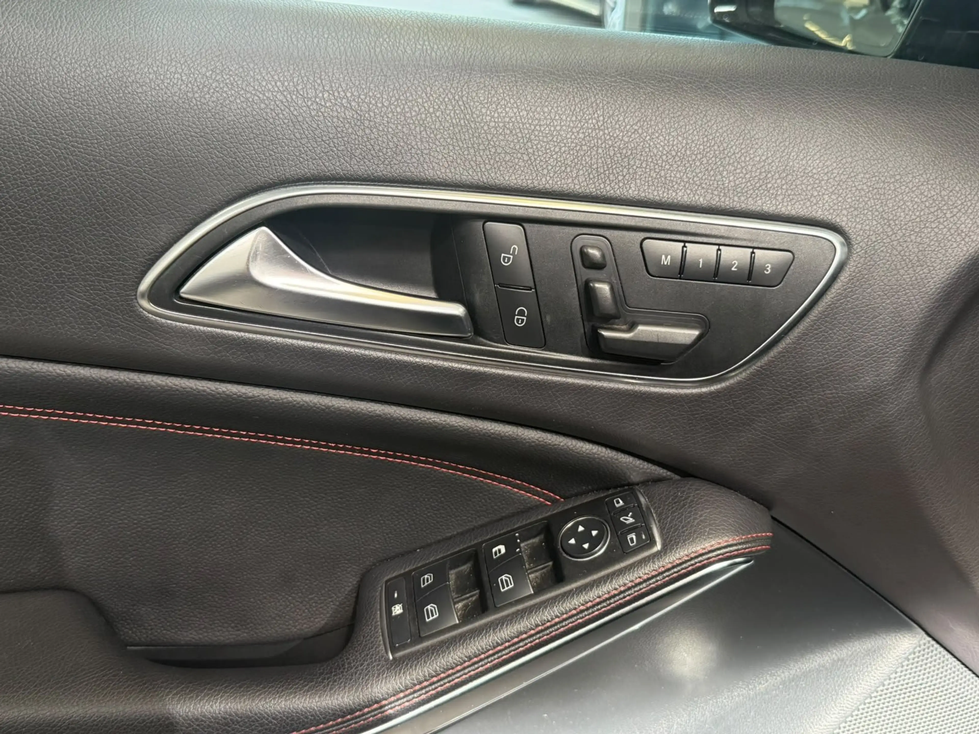 Mercedes-Benz GLA 220 4M AMG+PANO+HARMAN / NUR AN GEWERBE! — photo 13