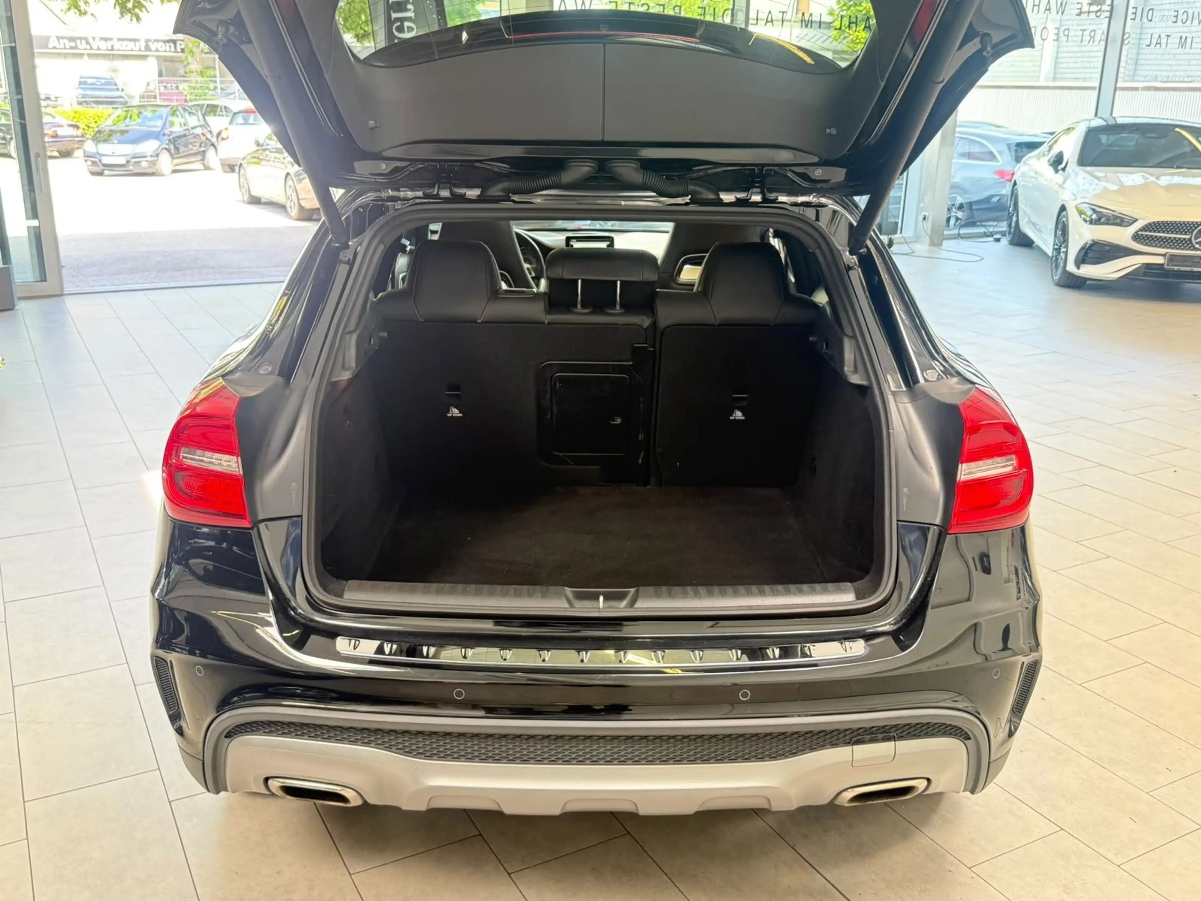 Mercedes-Benz GLA 220 4M AMG+PANO+HARMAN / NUR AN GEWERBE! — photo 6