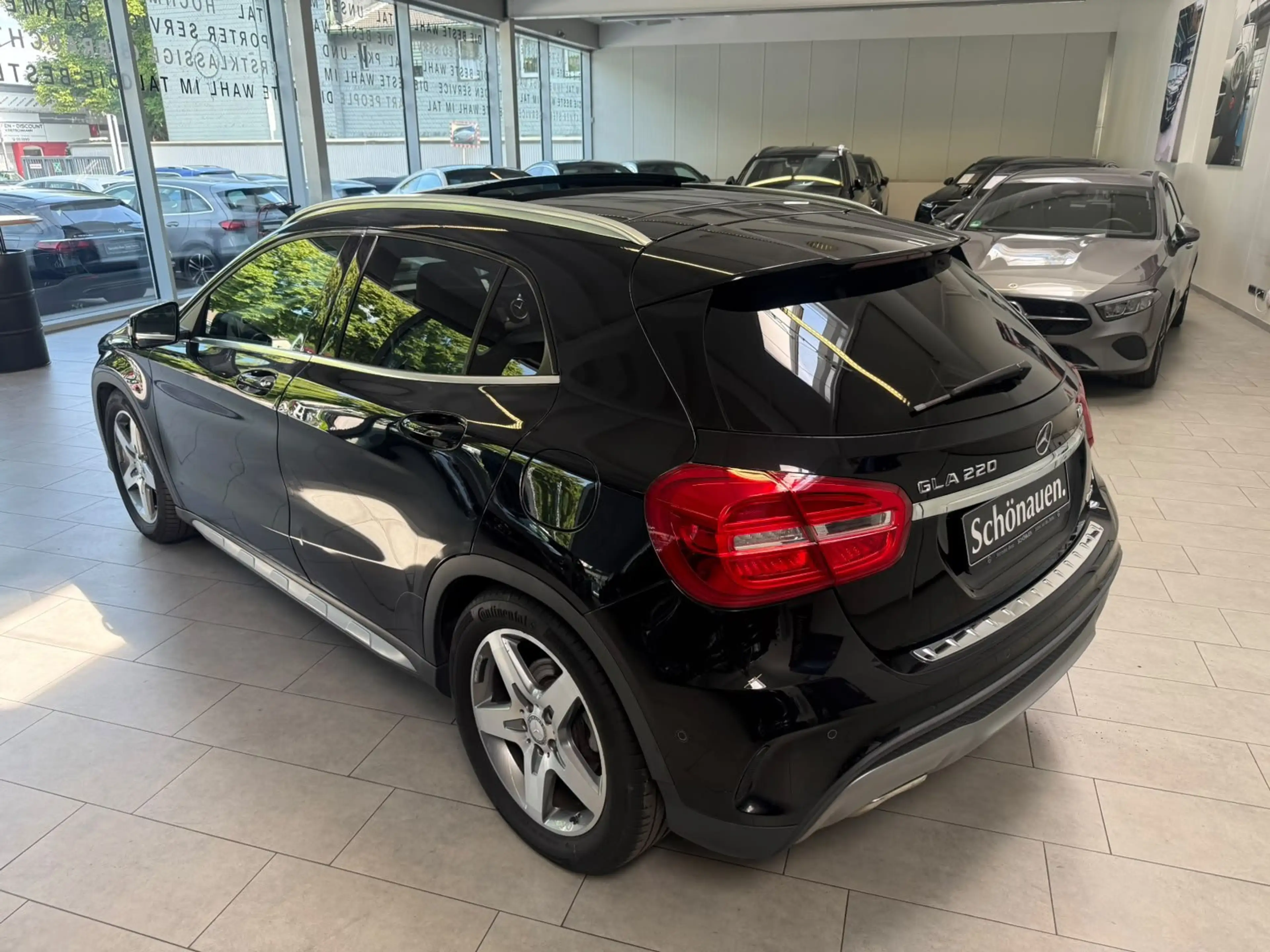 Mercedes-Benz GLA 220 4M AMG+PANO+HARMAN / NUR AN GEWERBE! — photo 4