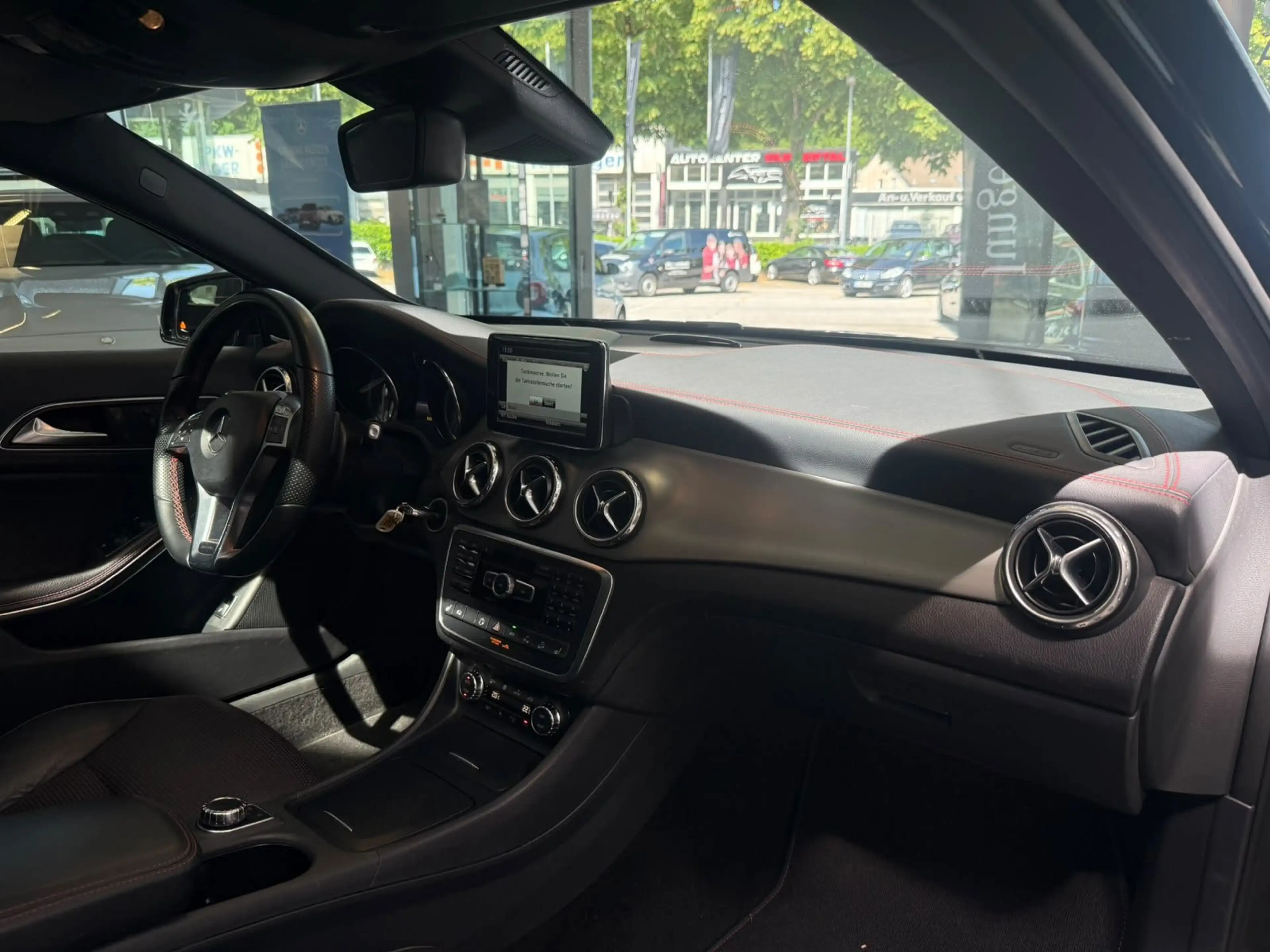 Mercedes-Benz GLA 220 4M AMG+PANO+HARMAN / NUR AN GEWERBE! — photo 11
