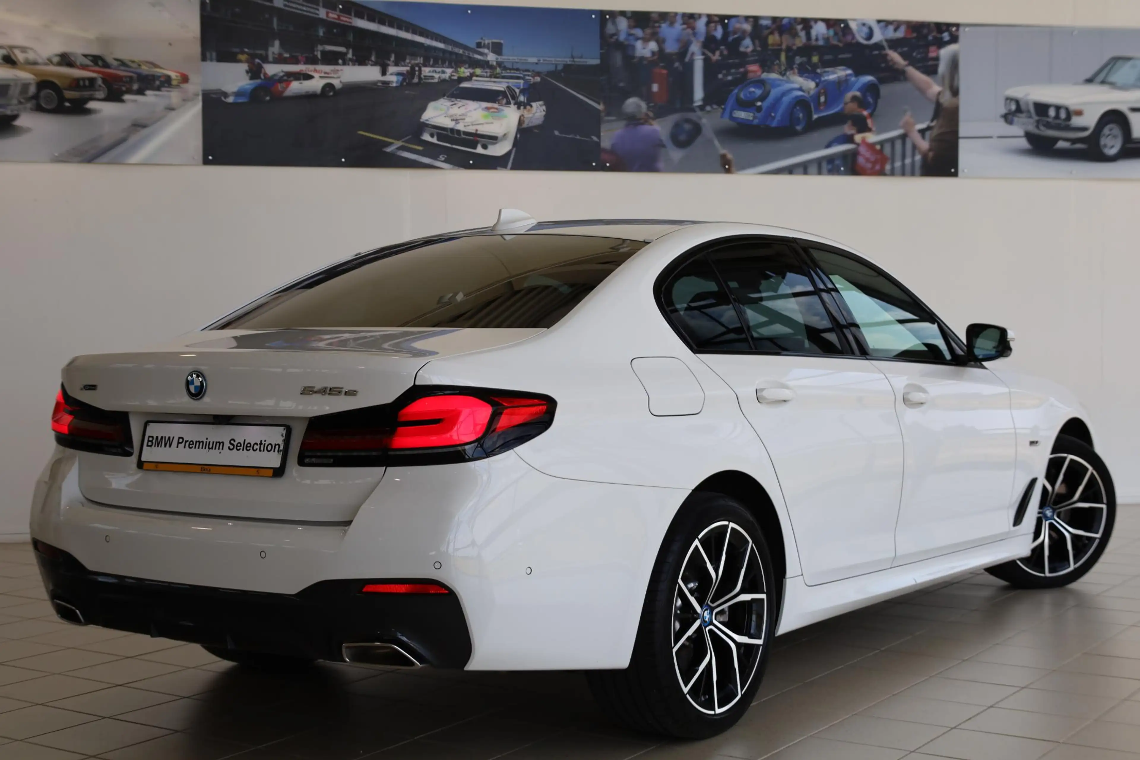 BMW 545 5 Serie Sedan 545e xDrive High Executive | M Sport — photo 2