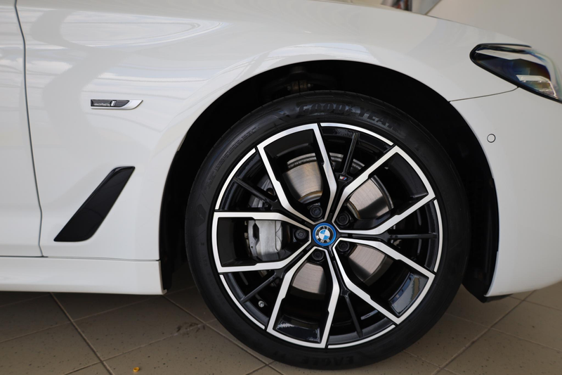 BMW 545 5 Serie Sedan 545e xDrive High Executive | M Sport — photo 6