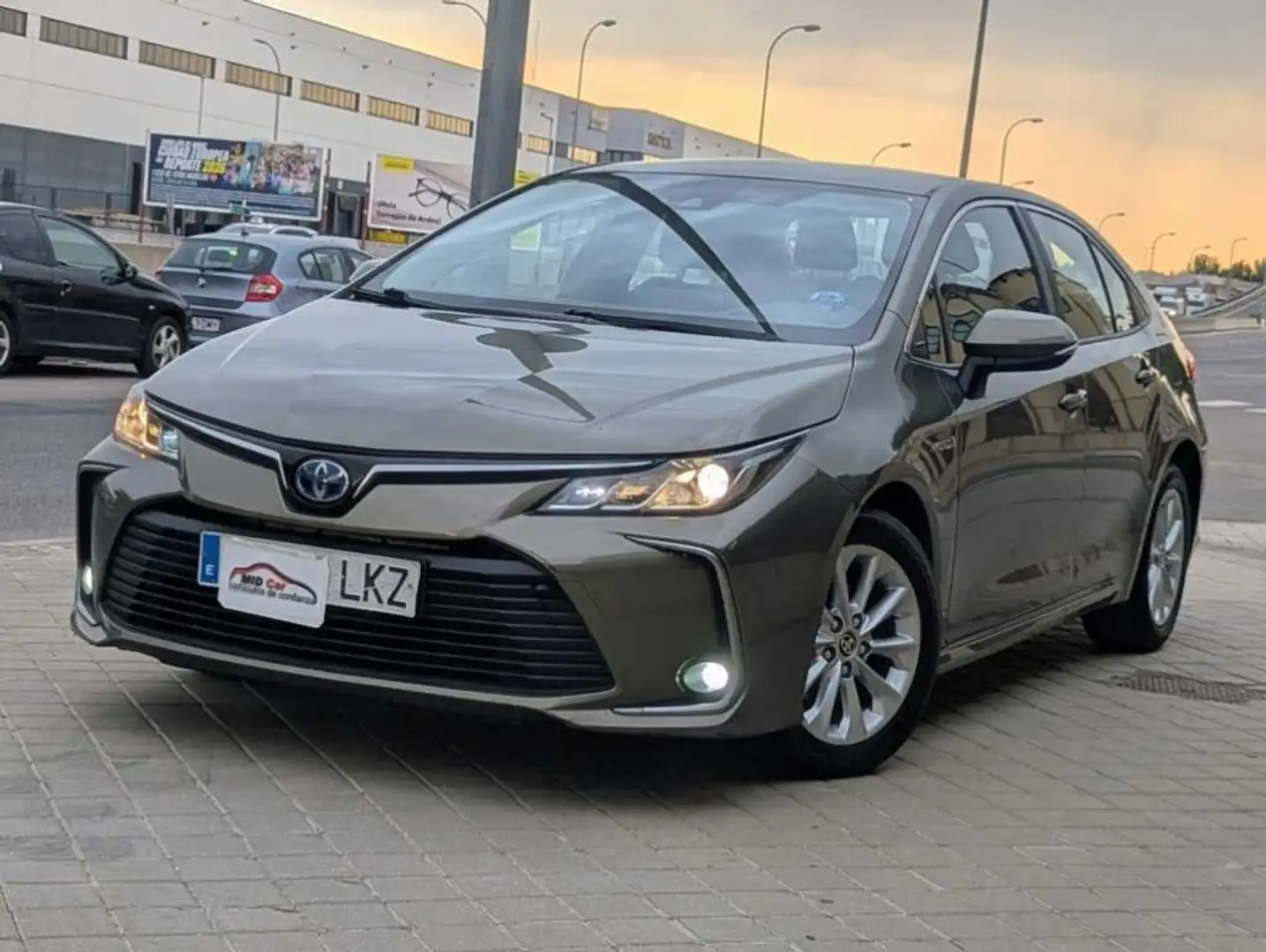 Toyota Corolla Sedán 125H Active Tech Gris - 1