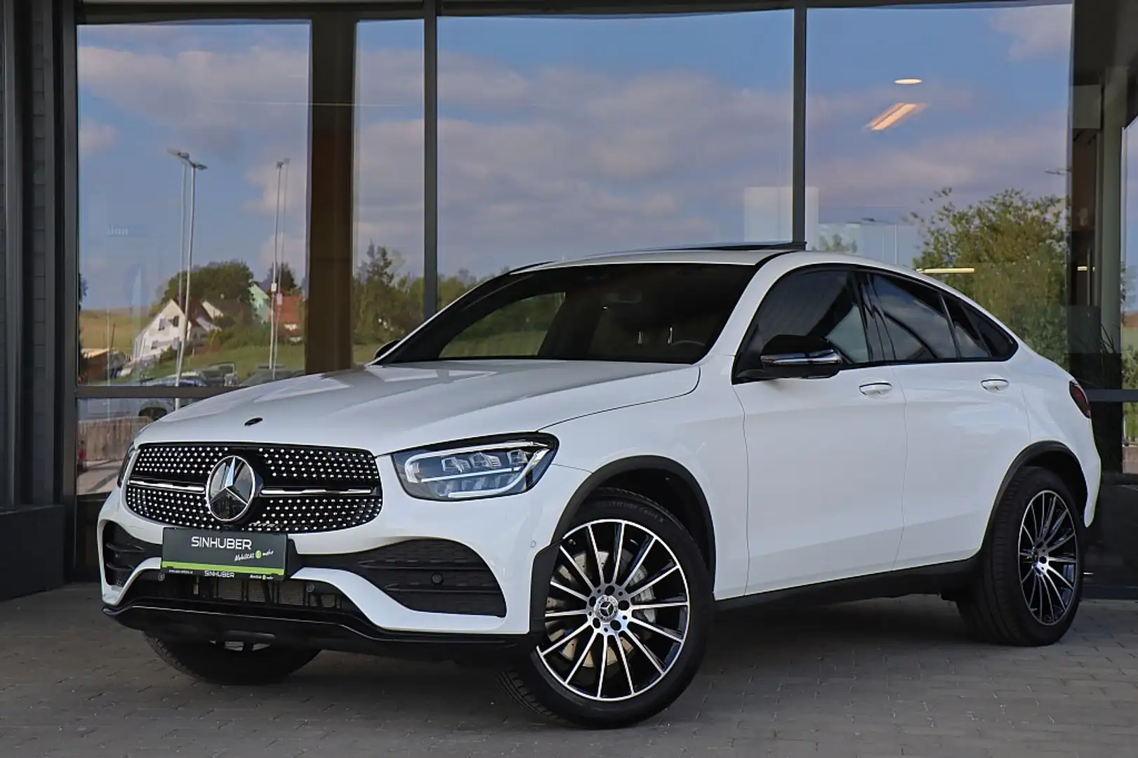 Mercedes-Benz GLC 300 de PHEV Coupé 4MATIC Aut. 20", ACC, AIRMATIC, N... Weiß - 1