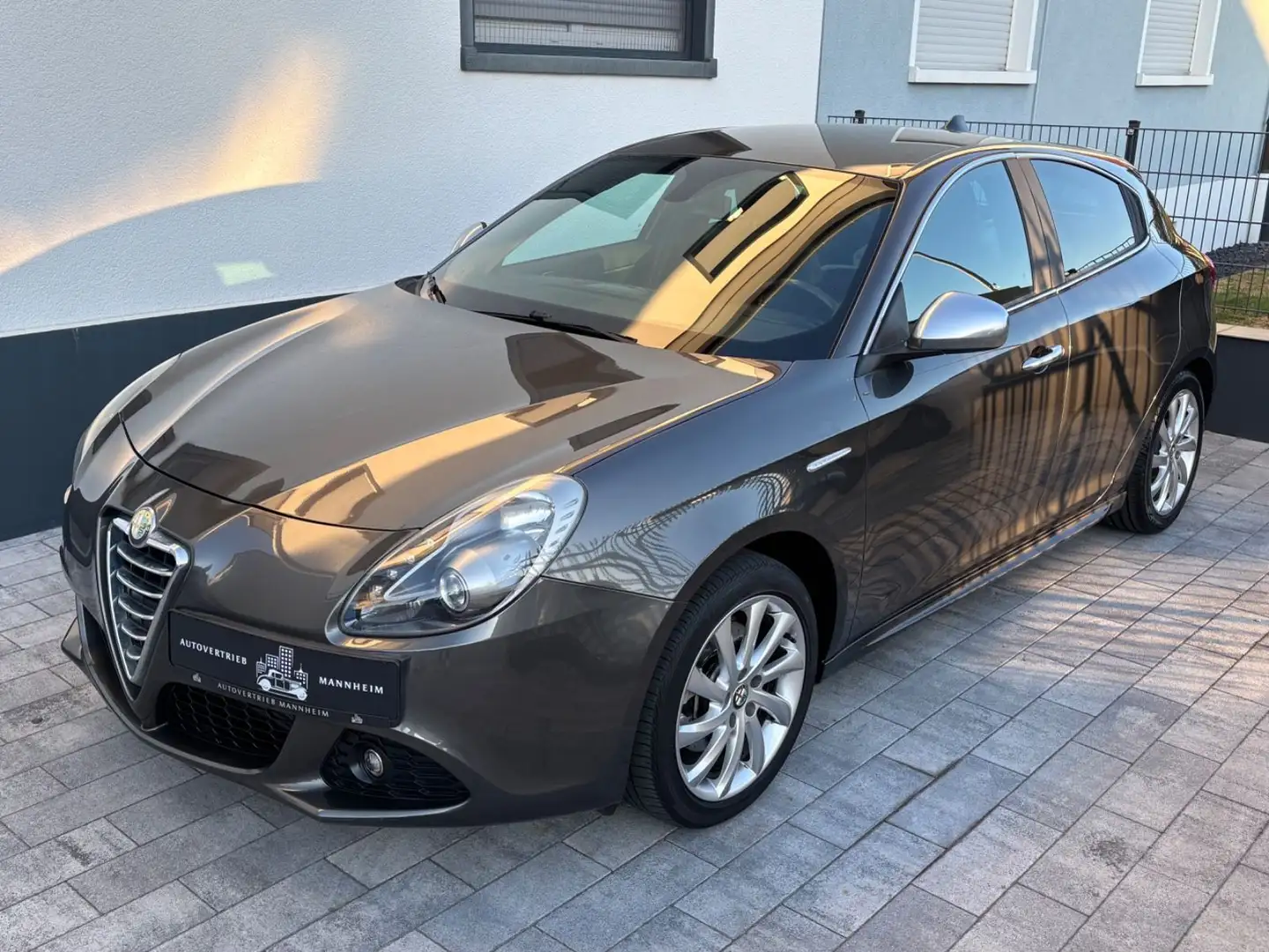 Alfa Romeo Giulietta Turismo /AUTOMATIK/XENON/PDC/TEMOMAT Grau - 1