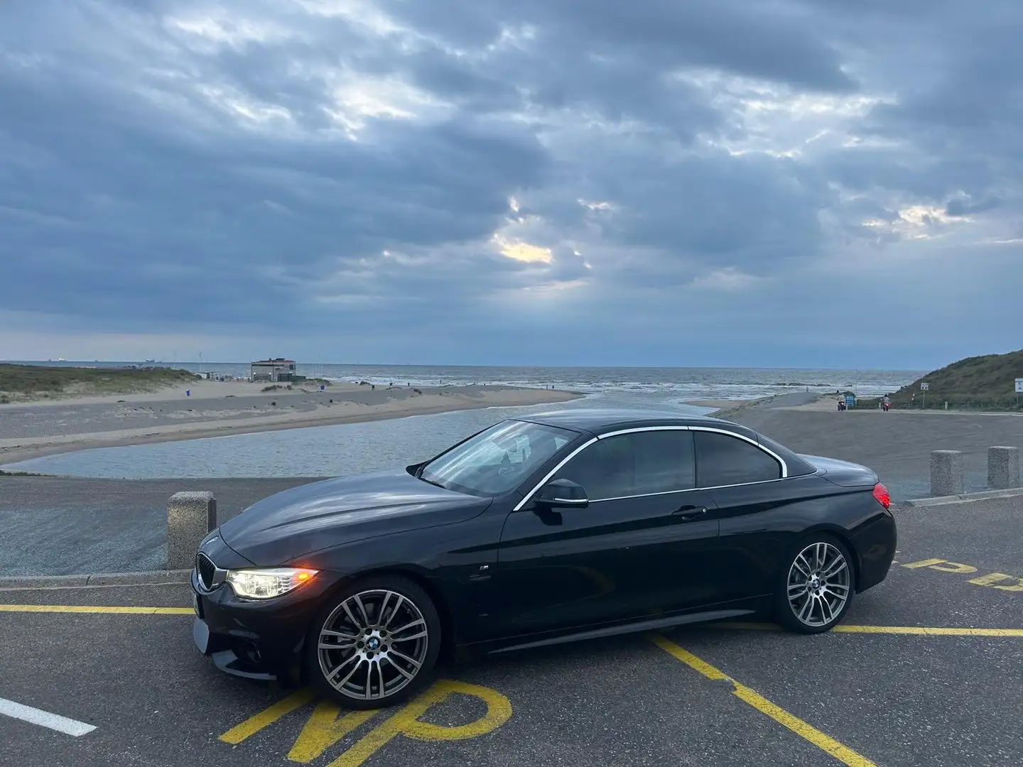 BMW 425 425d Cabrio M Sport Schwarz - 2