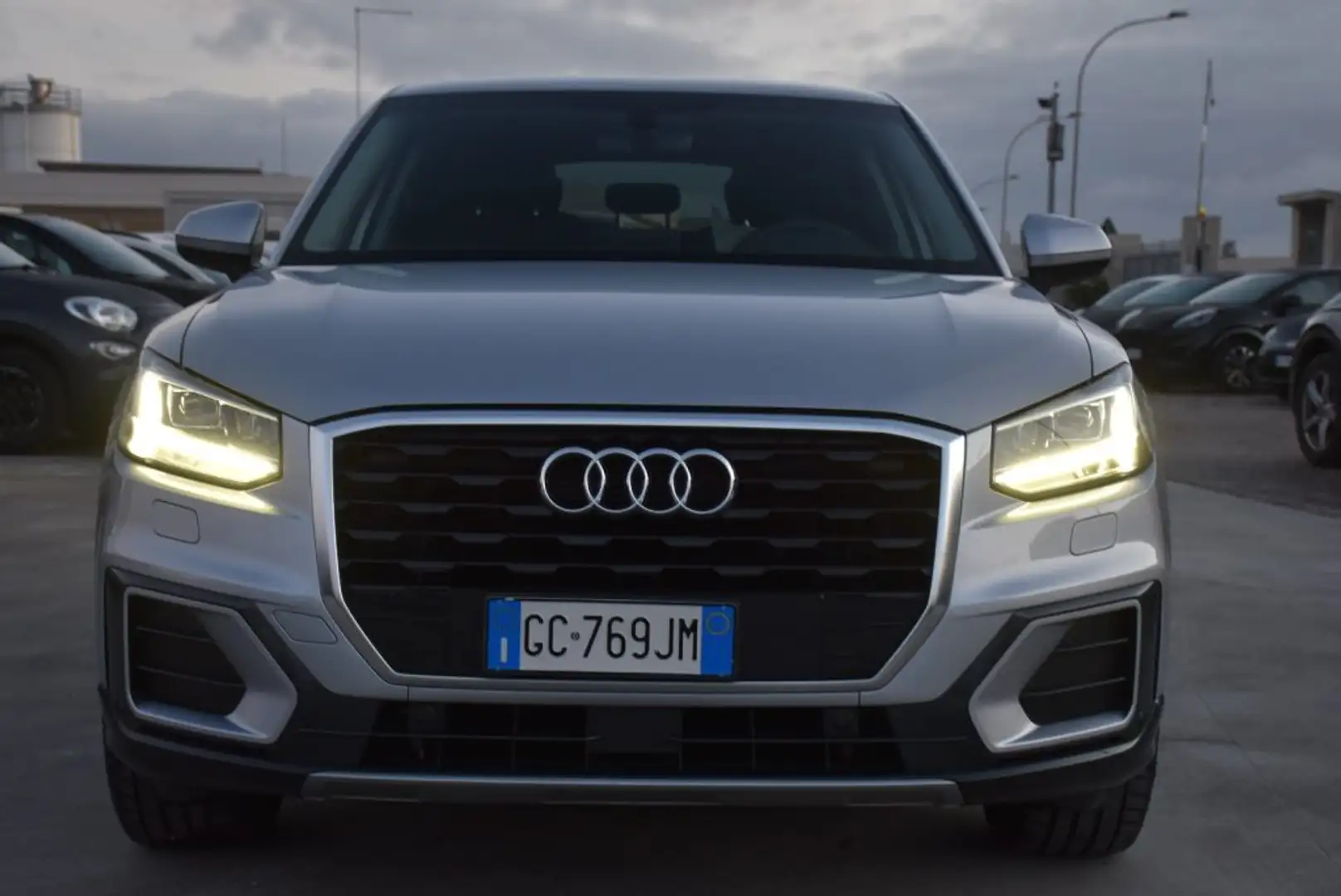 Audi Q2 30 TDI S tronic Admired Grau - 2