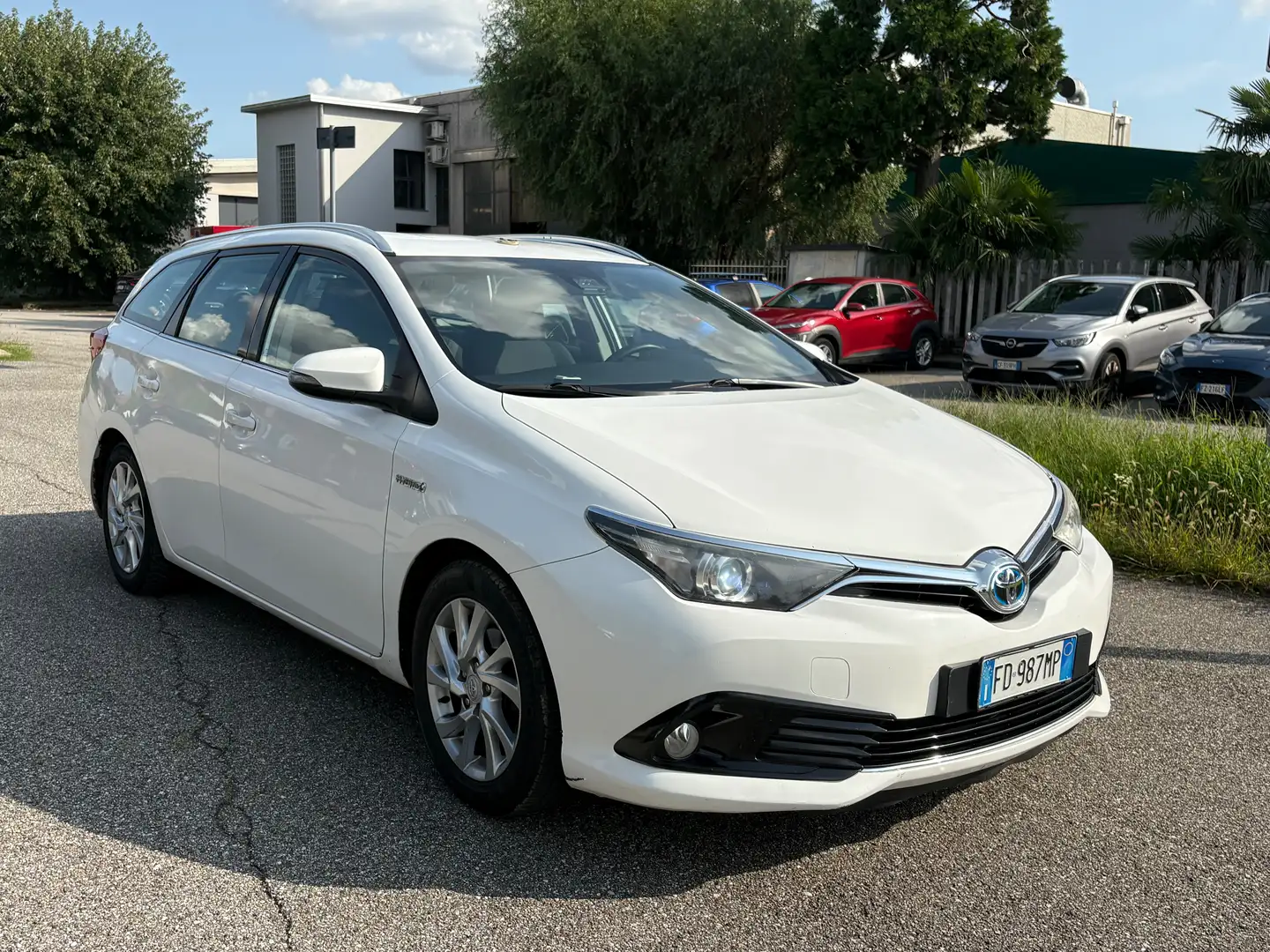 Toyota Auris Auris II 2016 Touring 1.8h Cool cvt Weiß - 2