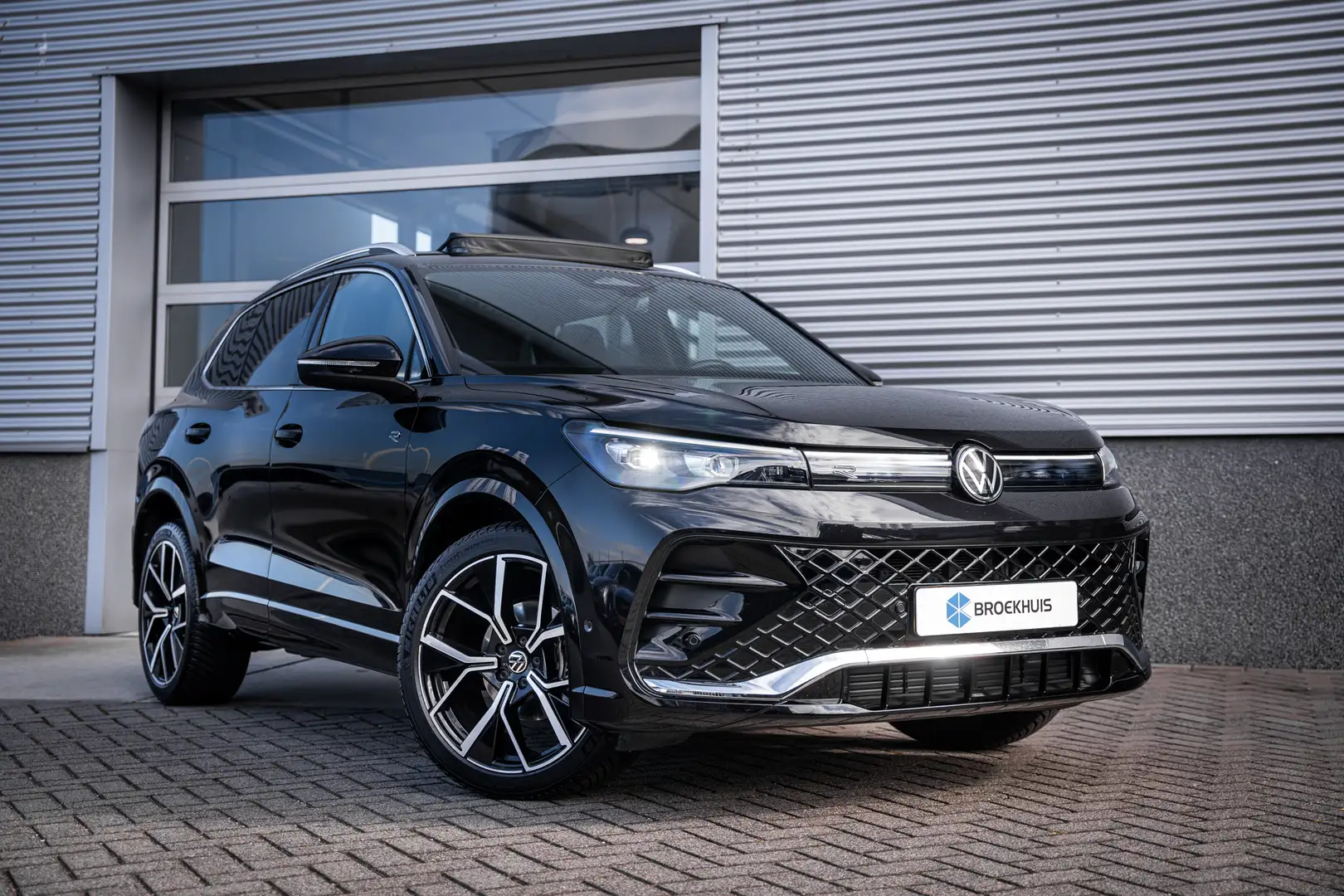 Volkswagen Tiguan 1.5 eTSI R-Line Business | Achteruitrijcamera | El Noir - 2
