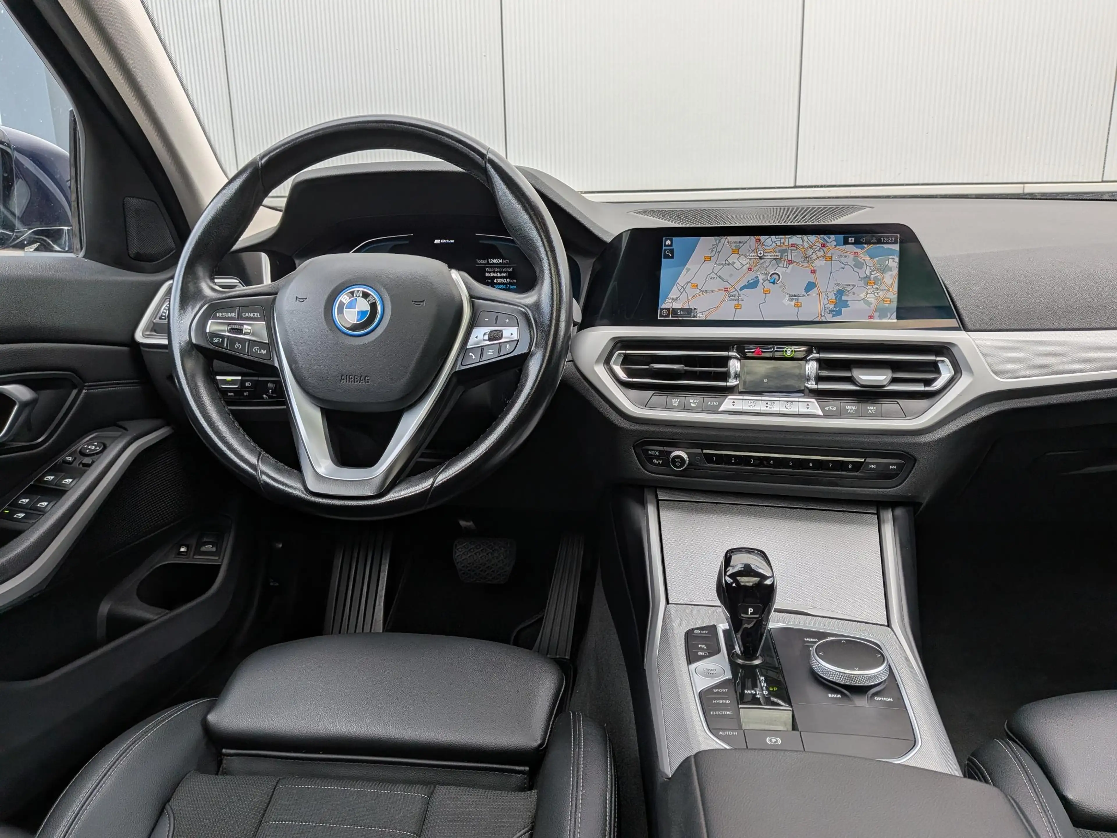 BMW 330 3-serie Touring 330e Business Edition Plus | Panor — photo 26