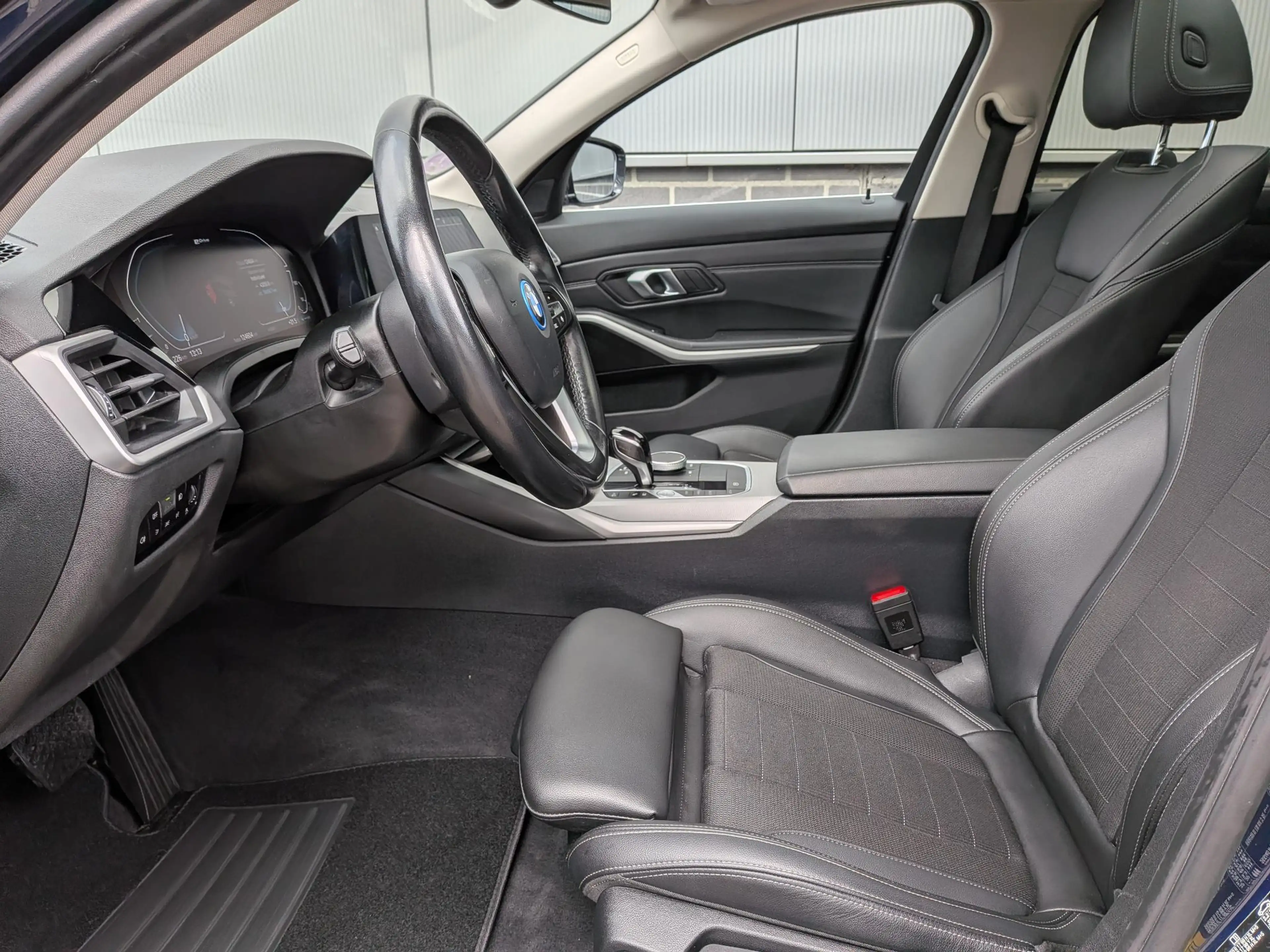 BMW 330 3-serie Touring 330e Business Edition Plus | Panor — photo 13