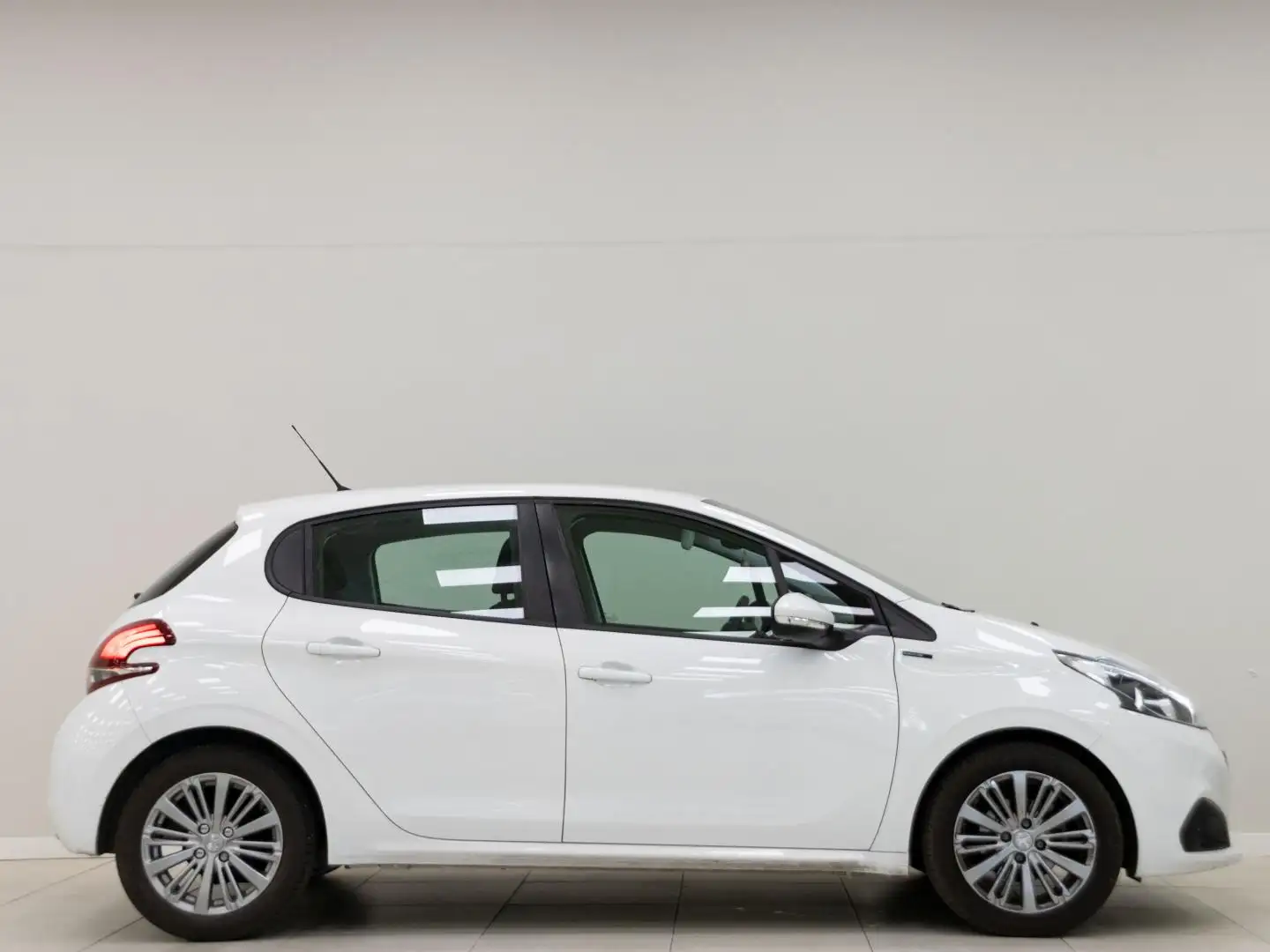 Peugeot 208 1.2 PureTech S&S Signature 82 Weiß - 2