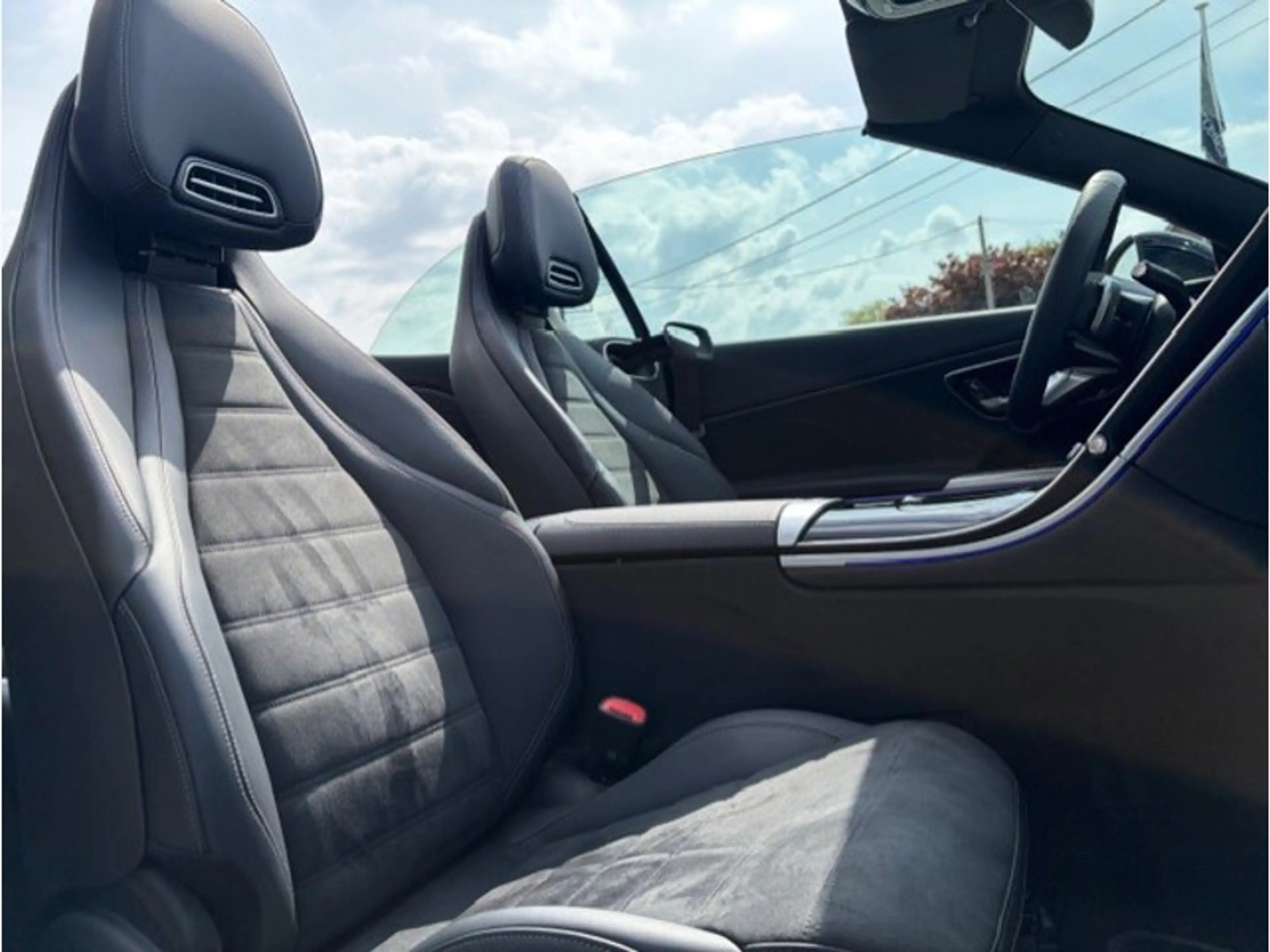 Mercedes-Benz CLE 200 Cabriolet AMG Line — photo 12