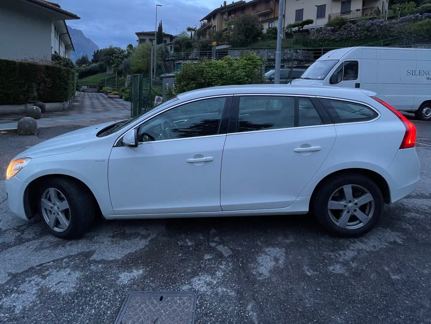 Volvo V60 V60 I 20101.6 d2 (drive) Momentum Bianco - 1