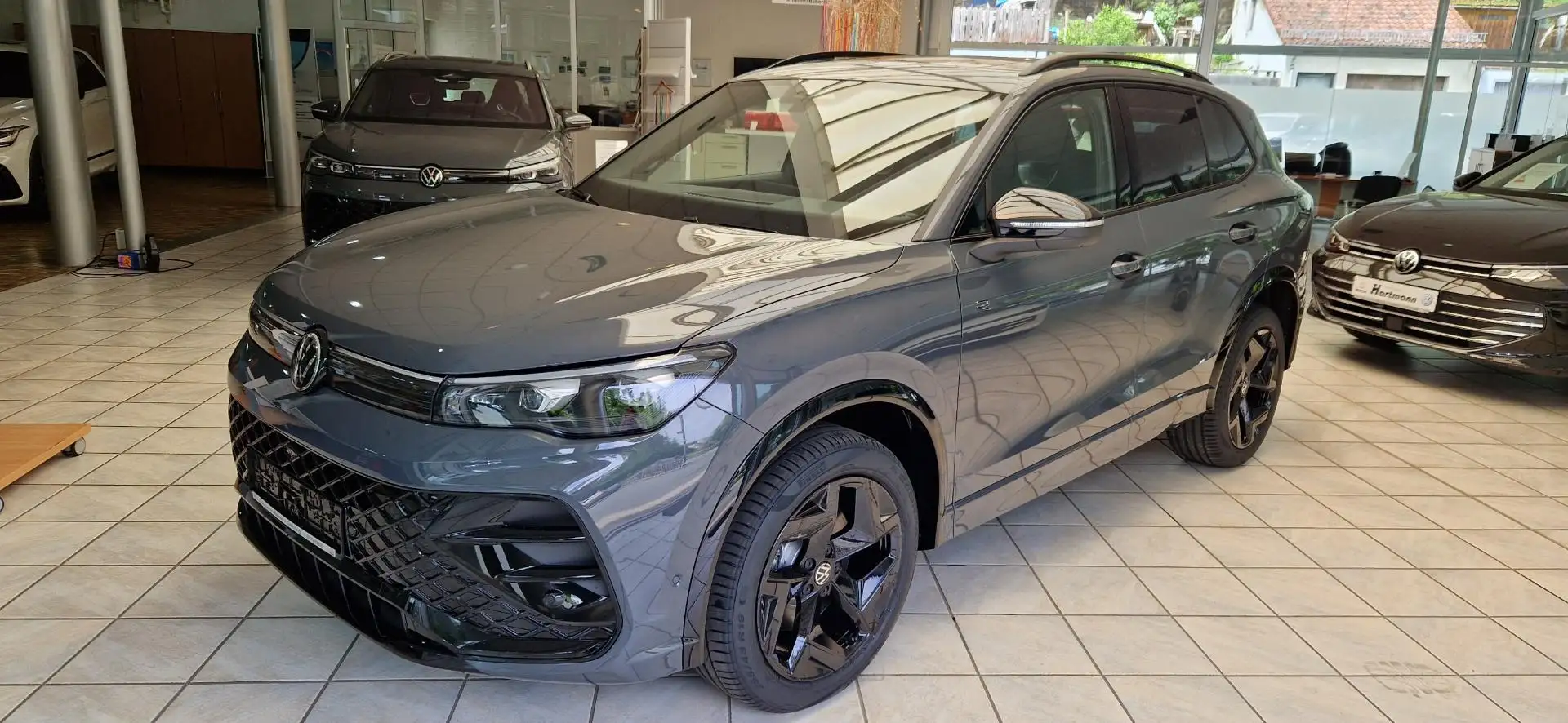 Volkswagen Tiguan R-Line 2,0TSI 4M DSG AHK HD-Matrix Black-St. Grau - 1
