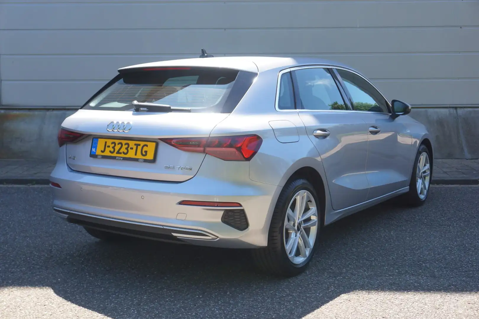 Audi A3 Sportback 35 TFSI 150pk Business edition | Cruise Grijs - 2