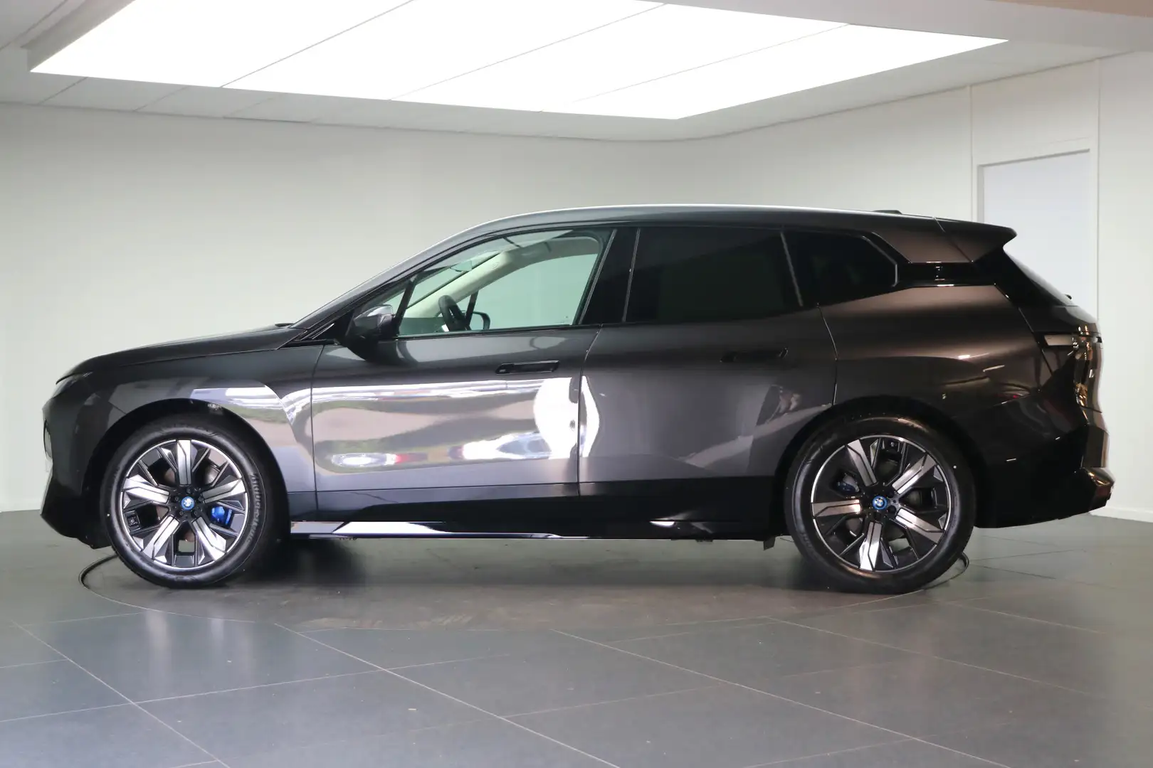 BMW iX xDrive40 High Executive 74 kWh / Sportpakket / Las Gris - 2