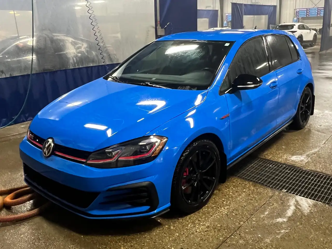Volkswagen Golf GTI снимка Volkswagen Golf GTI