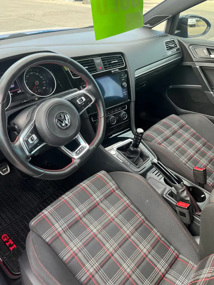 Volkswagen Golf GTI снимка Volkswagen Golf GTI