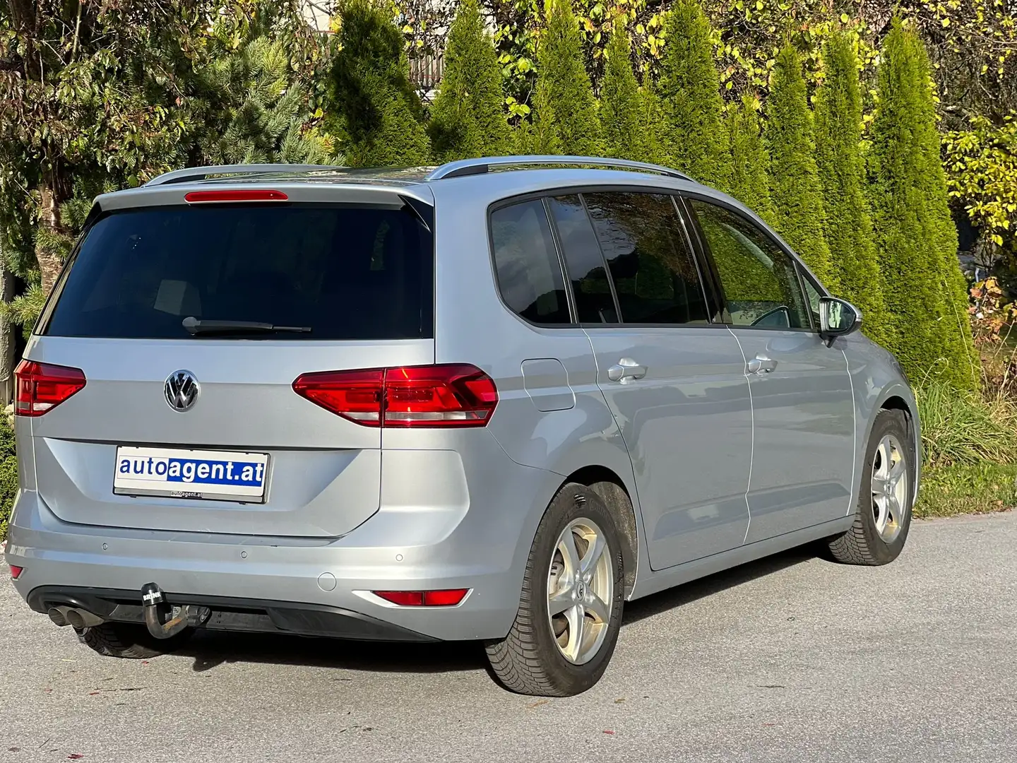 Volkswagen Touran Comfortline 2.0 TDI 7 Sitzer SHZ AHK ACC Silber - 2