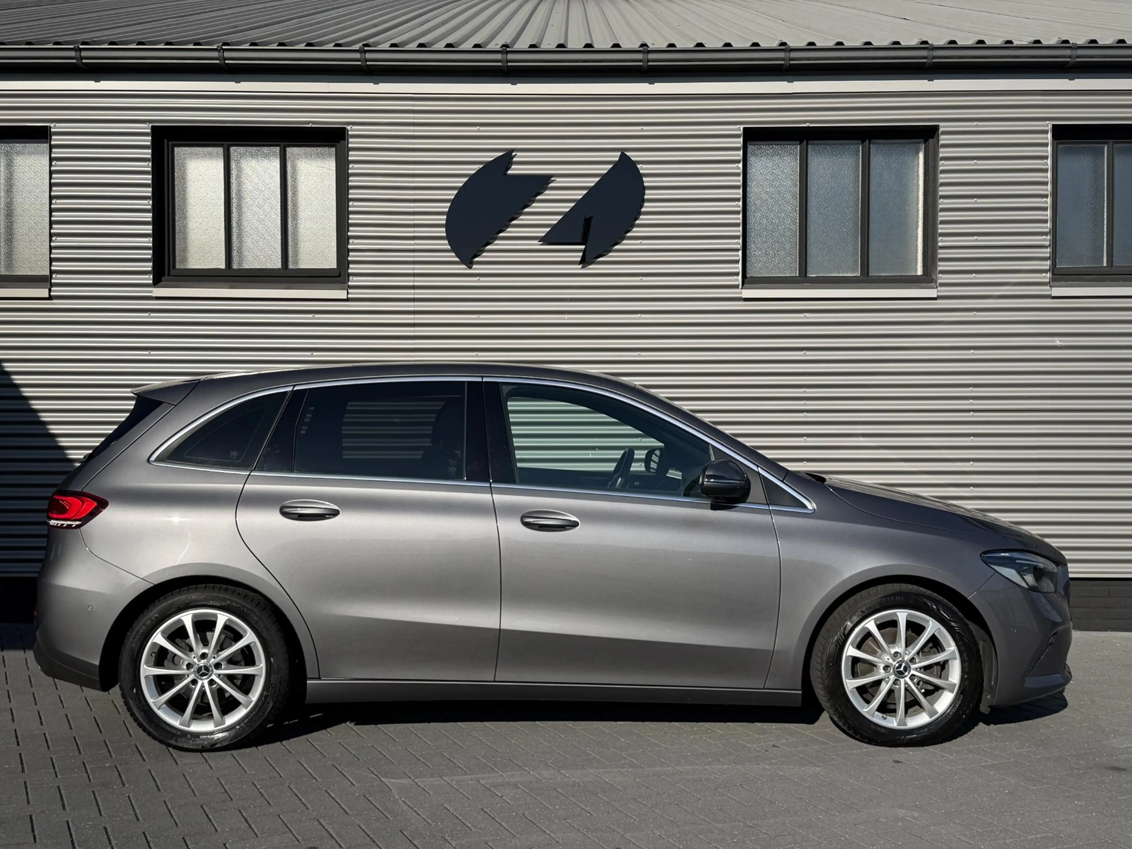 Mercedes-Benz B 180 Advantage — photo 12