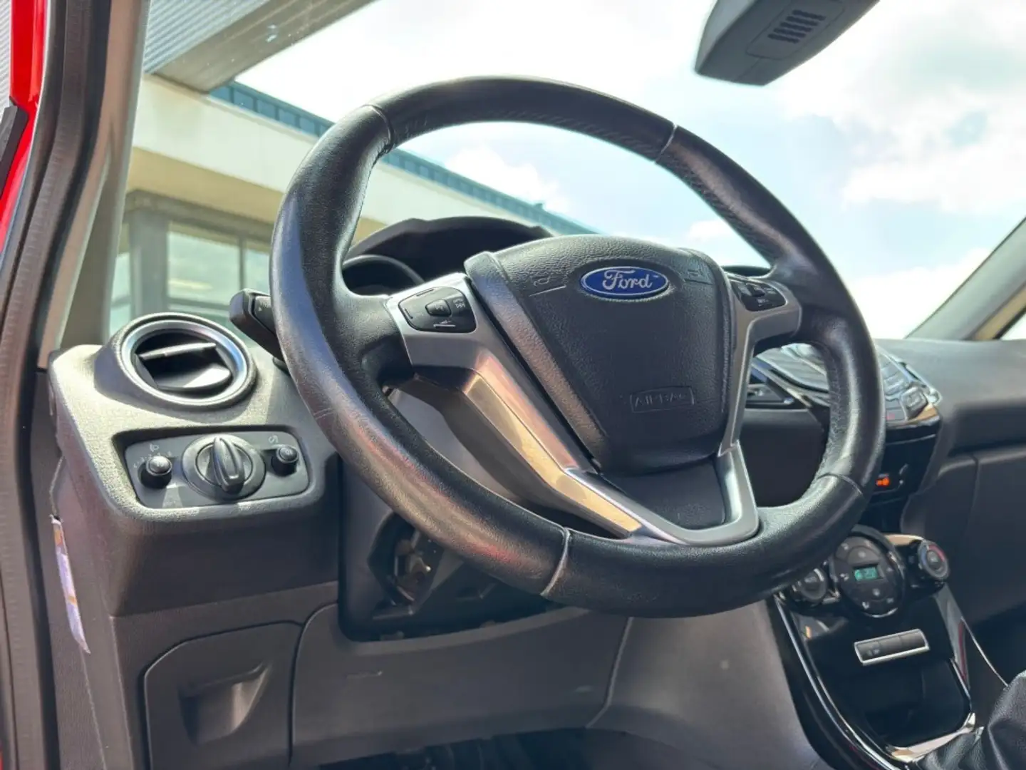 Ford Fiesta 1.0 ECOBOOST ST LINE SPORT AIRCO NAVI. Rouge - 2