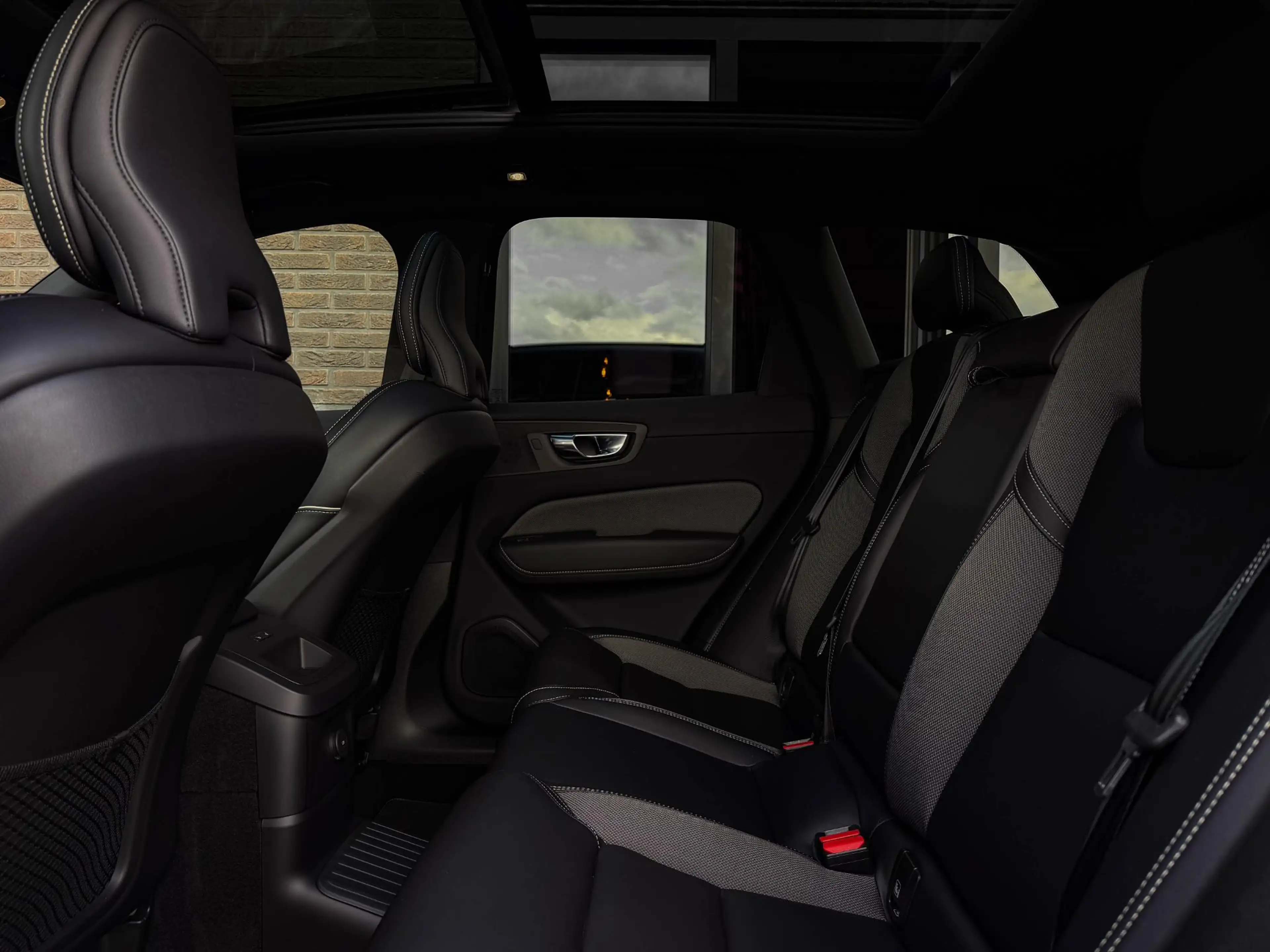 Volvo XC60 2.0 T8 Plug-in hybrid AWD R-Design | Pano | 21" | — photo 36