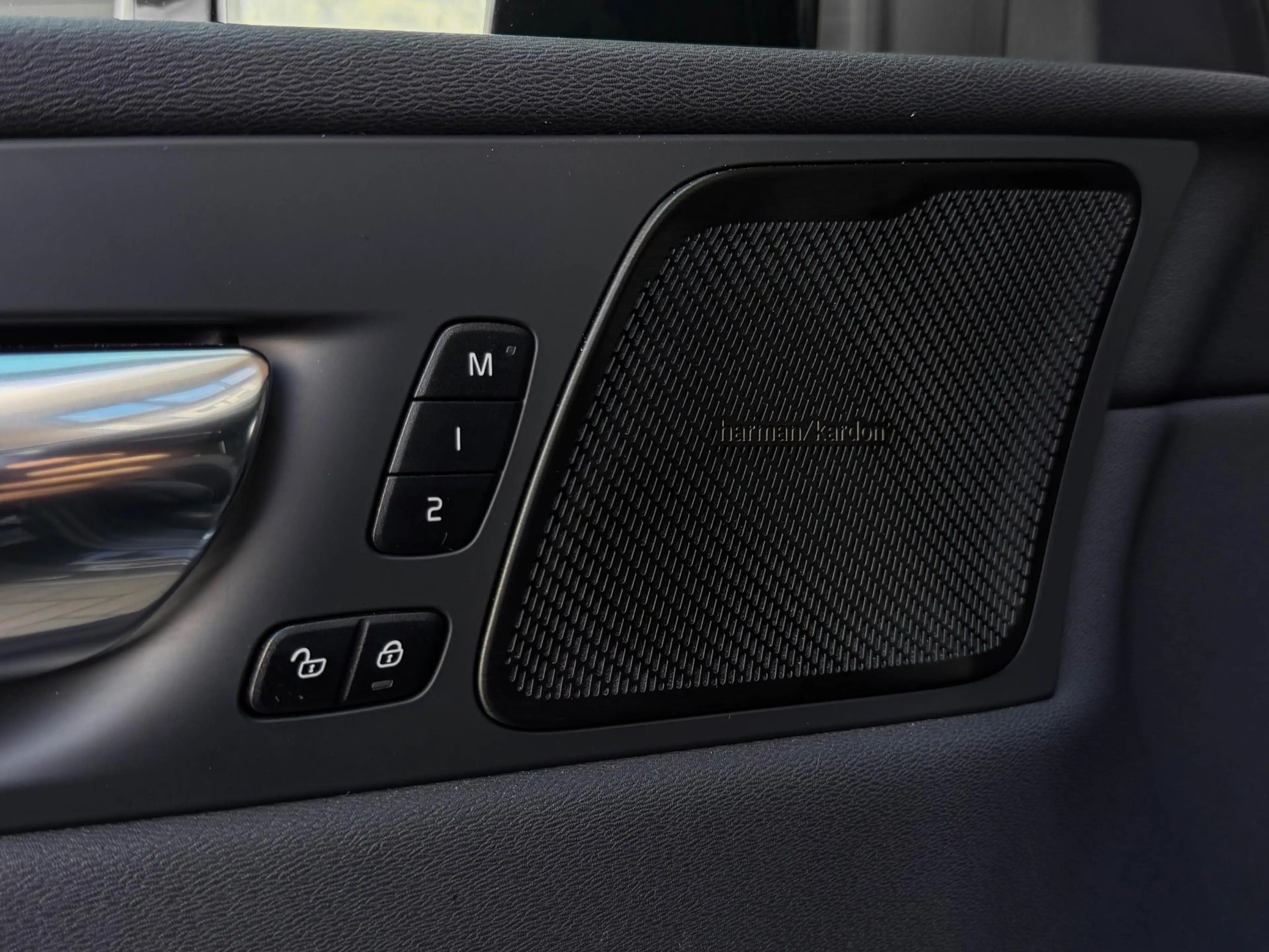 Volvo XC60 2.0 T8 Plug-in hybrid AWD R-Design | Pano | 21" | — photo 11