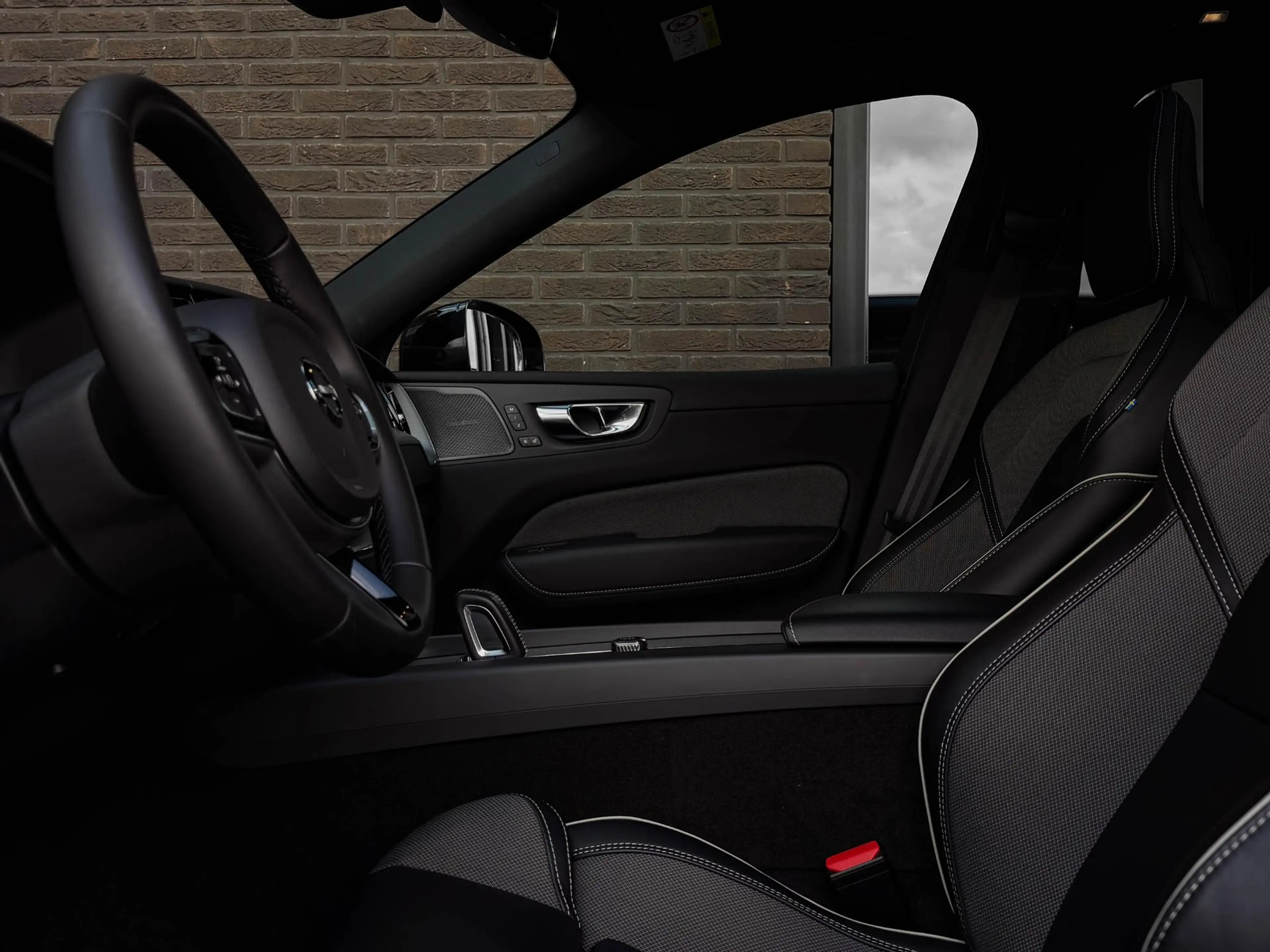 Volvo XC60 2.0 T8 Plug-in hybrid AWD R-Design | Pano | 21" | — photo 8